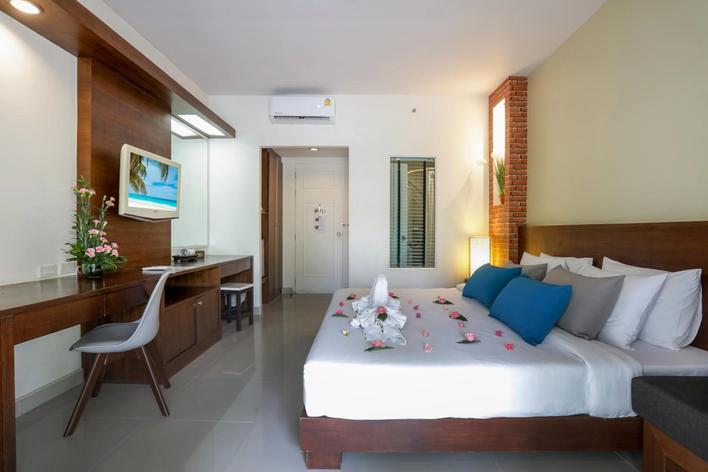 Bed in Tuana Hotels Brook Pool Access