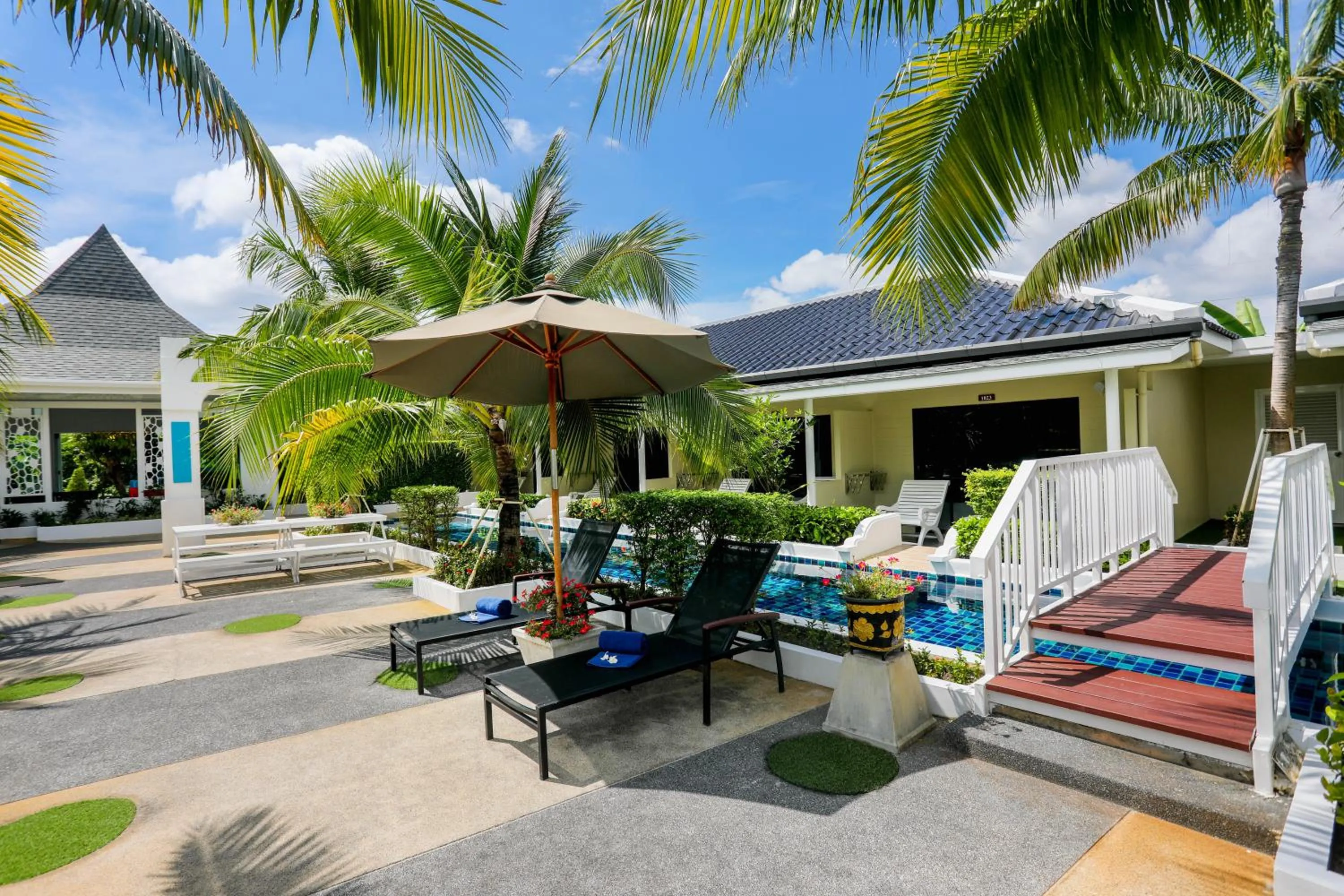 Tuana Hotels Brook Pool Access