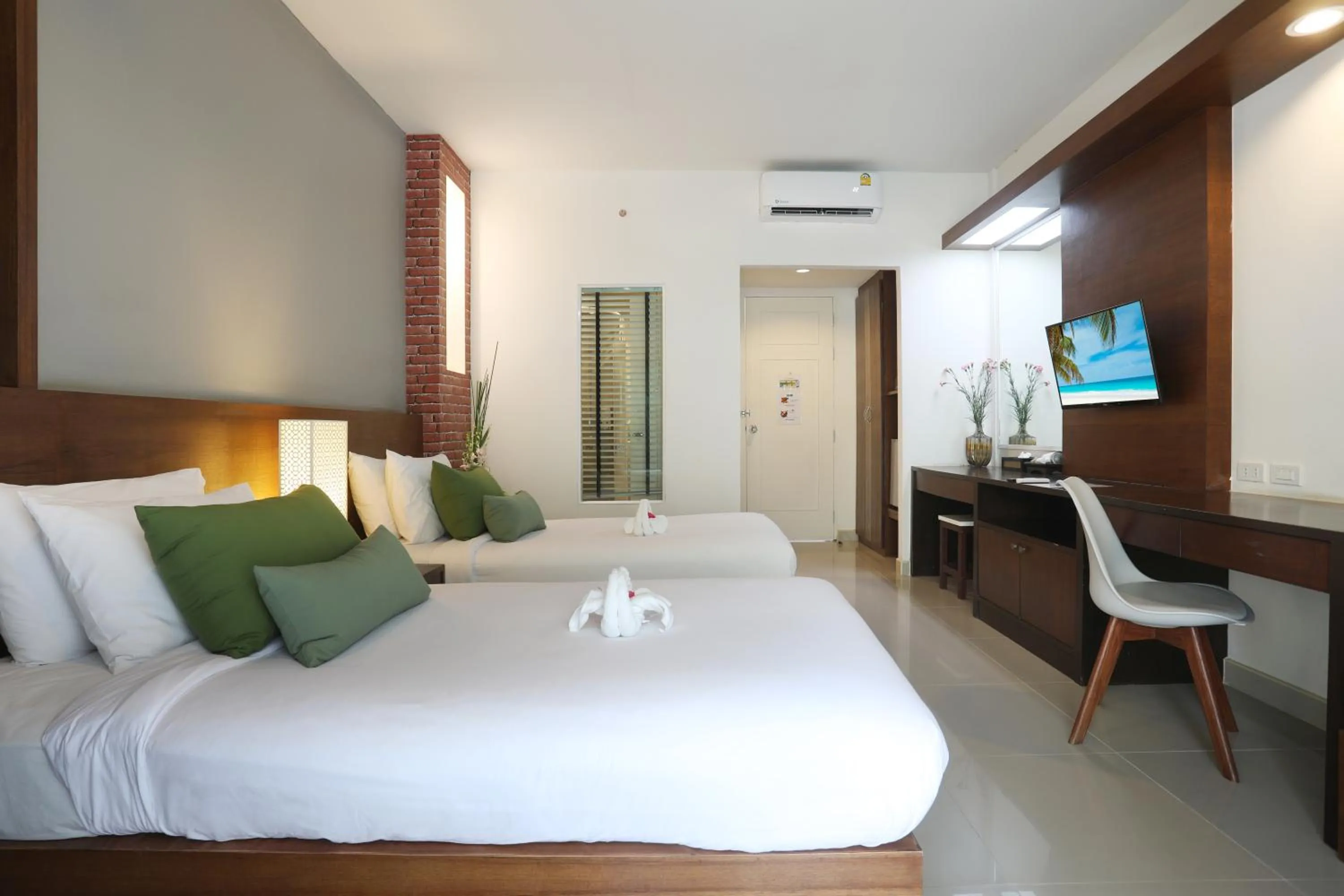 Bed in Tuana Hotels Brook Pool Access