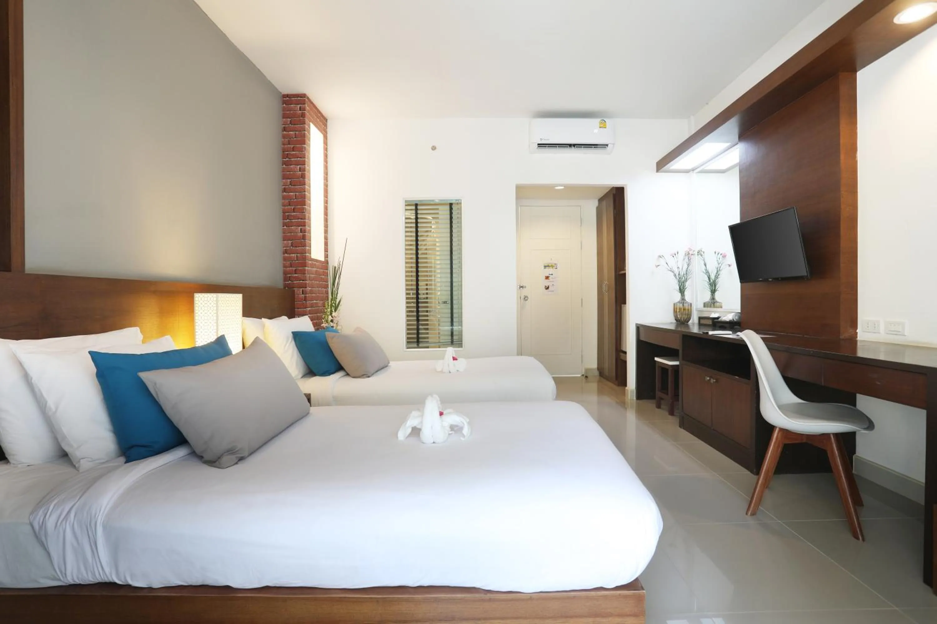 Bed in Tuana Hotels Brook Pool Access