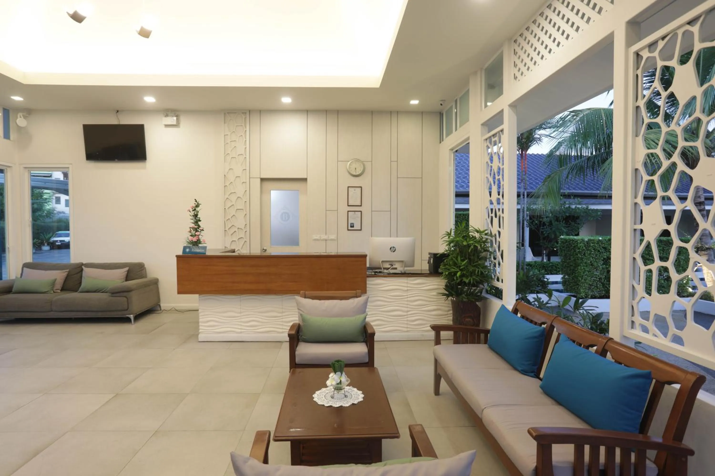 Tuana Hotels Brook Pool Access