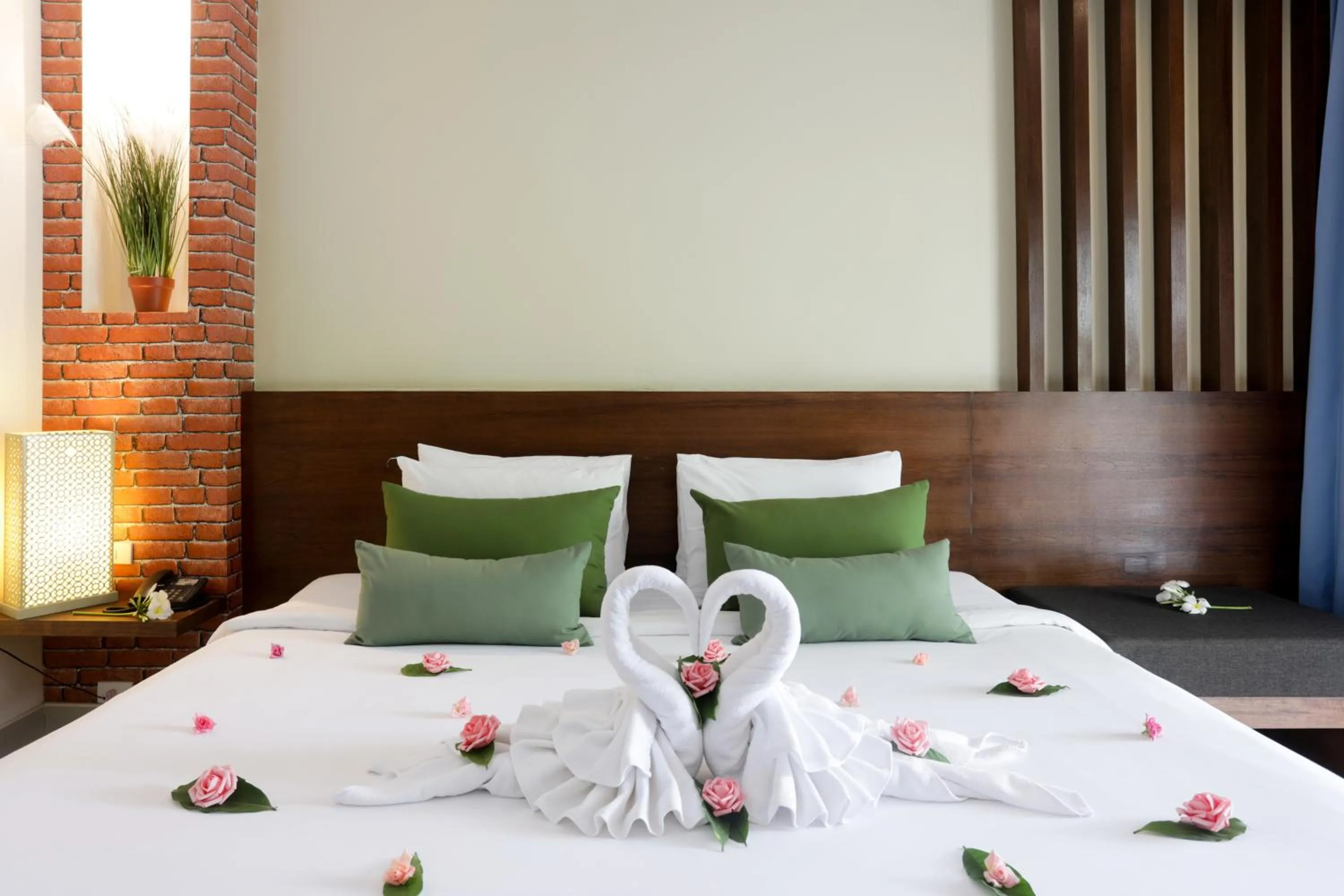 Bed in Tuana Hotels Brook Pool Access