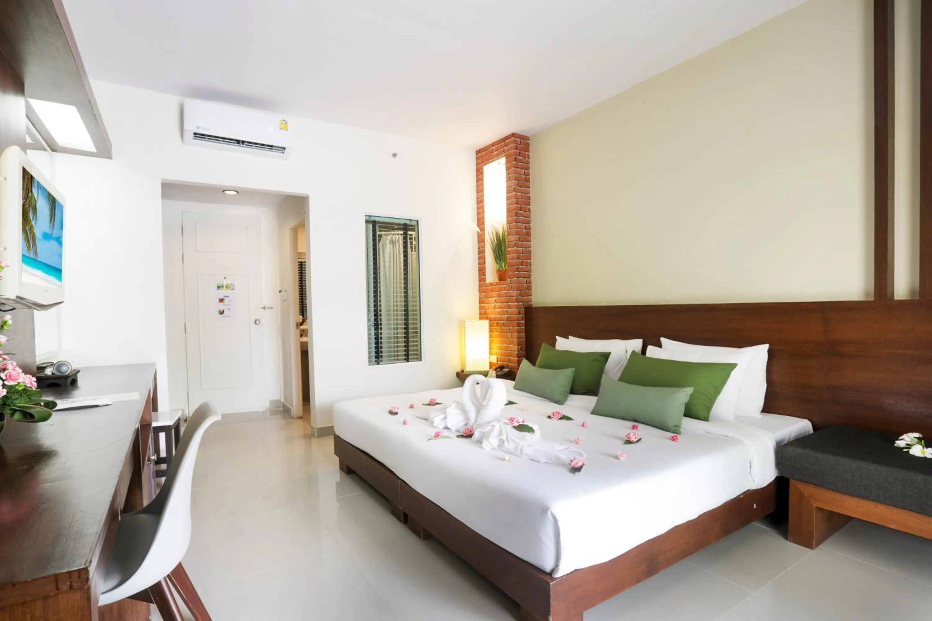 Bed in Tuana Hotels Brook Pool Access