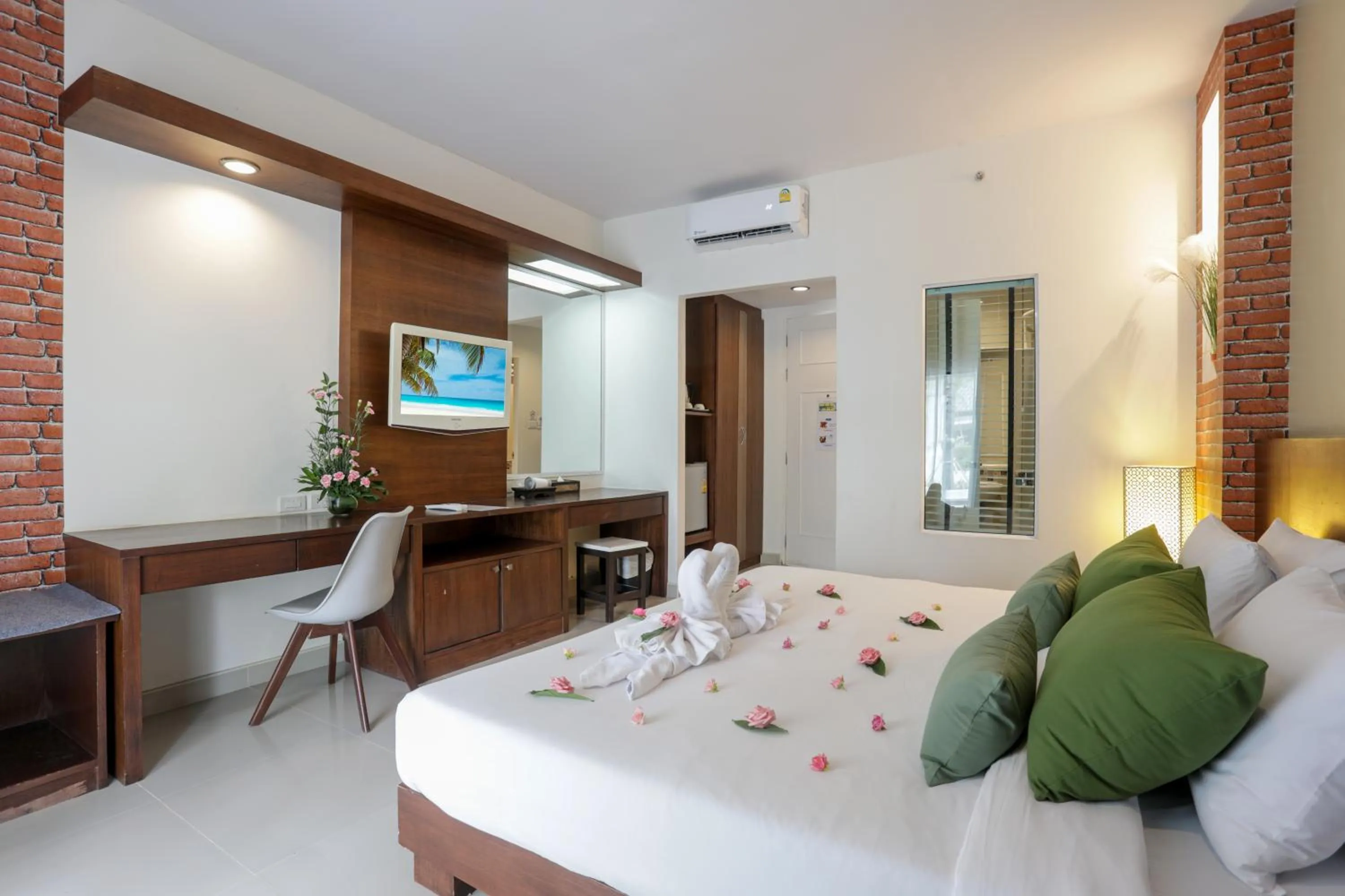 Bed in Tuana Hotels Brook Pool Access