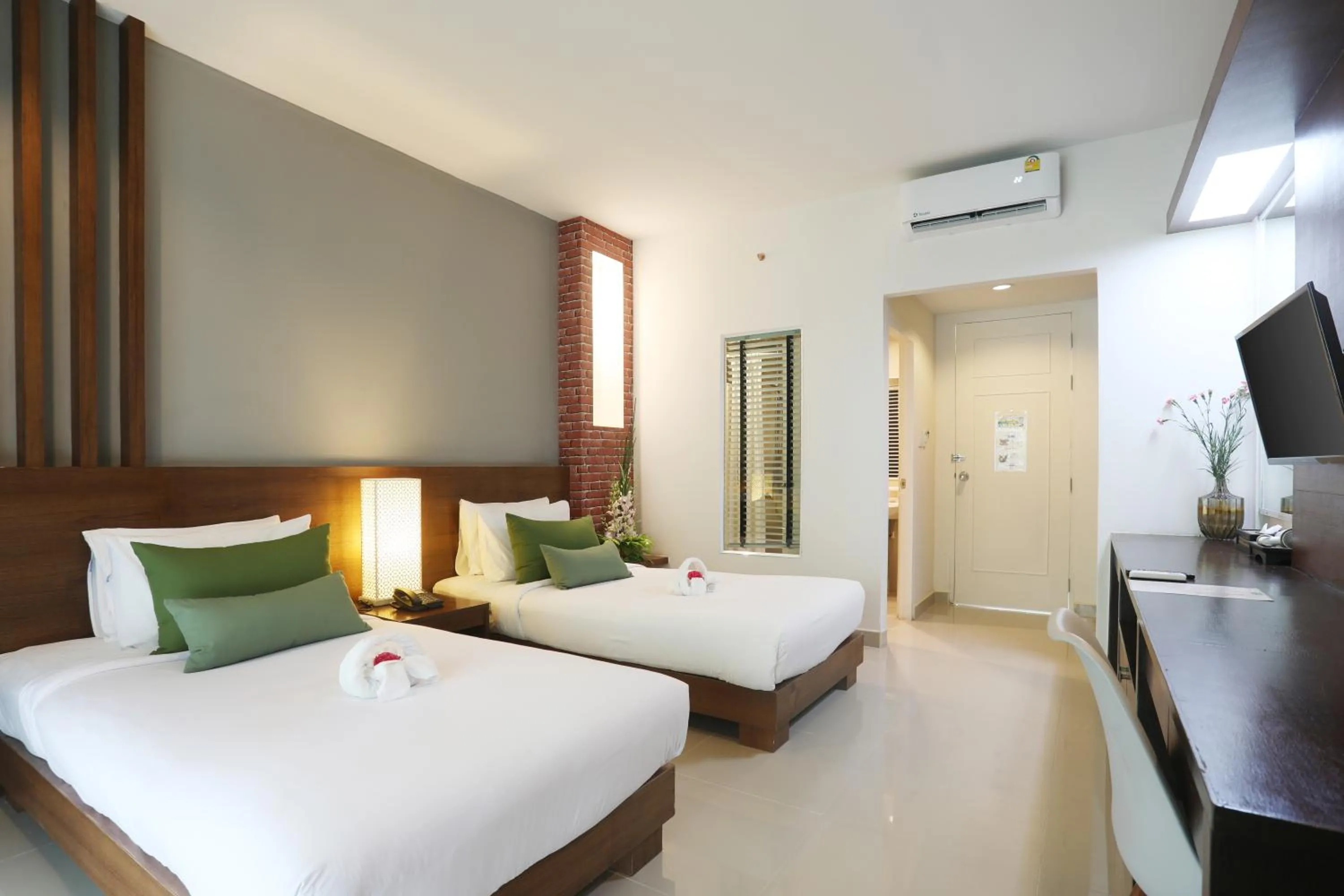 Bed in Tuana Hotels Brook Pool Access