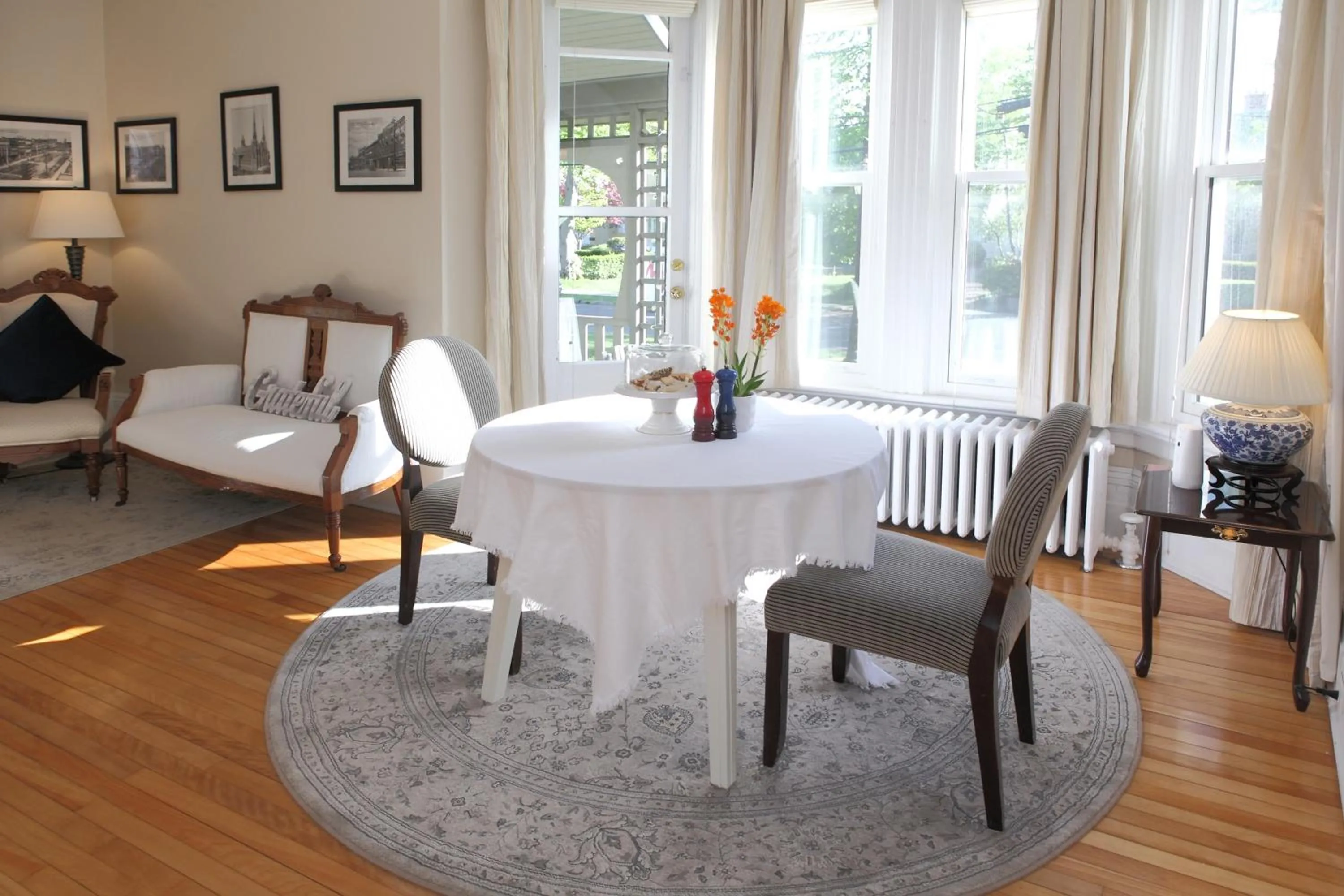 Seating area in No 1 Grafton Inn