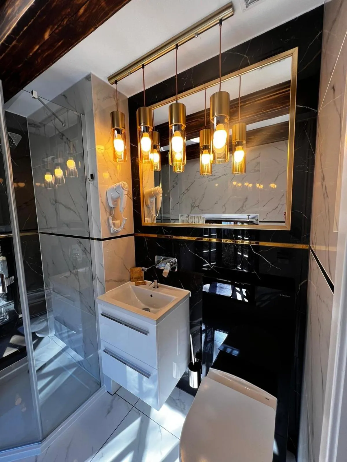 Bathroom in Dawna Synagoga Beitenu