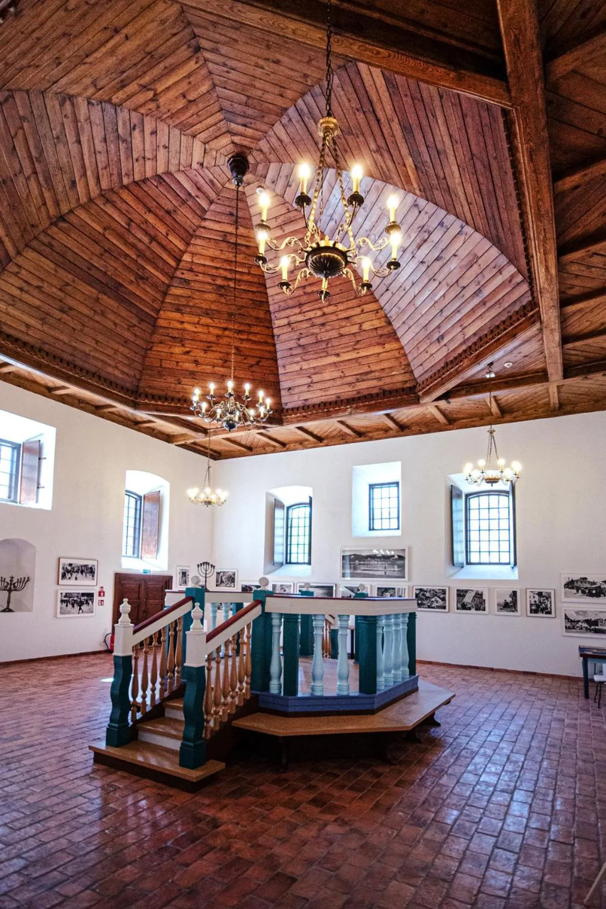 Inner courtyard view in Dawna Synagoga Beitenu