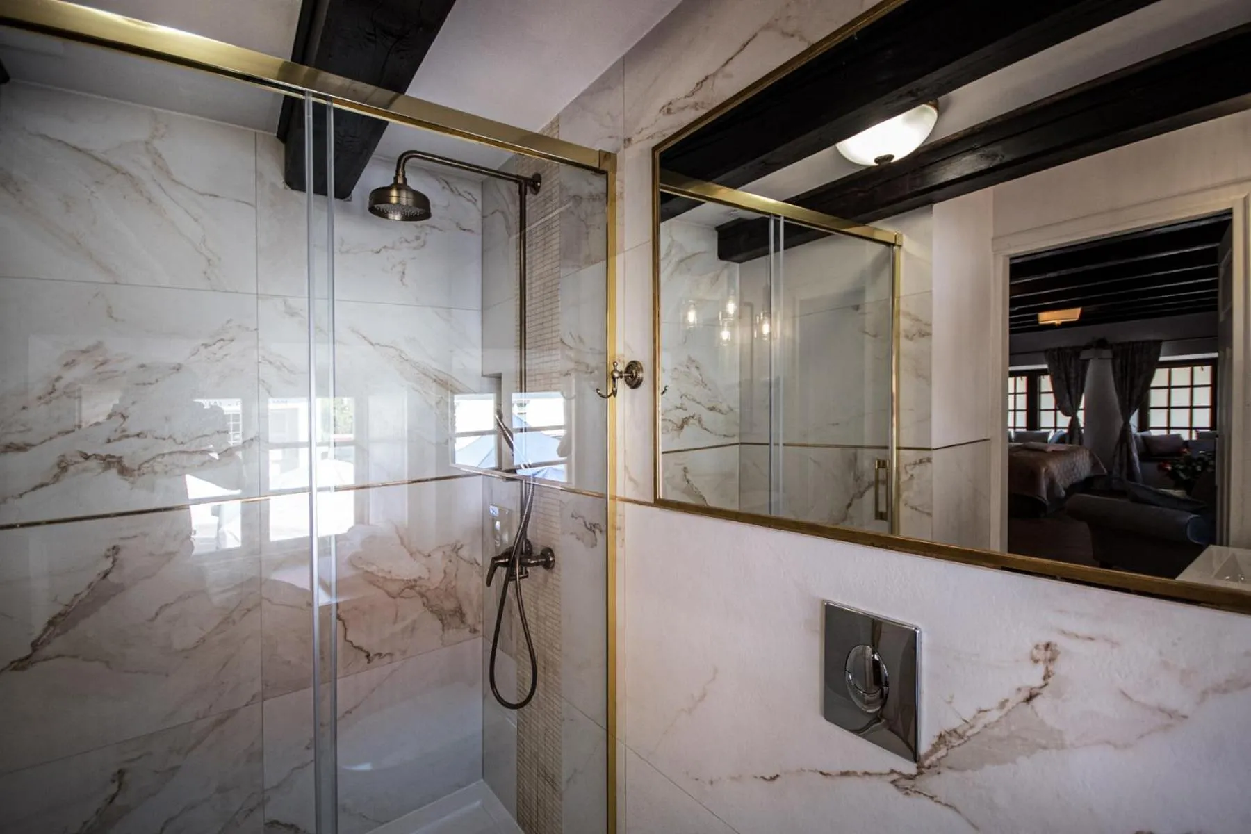 Bathroom in Dawna Synagoga Beitenu