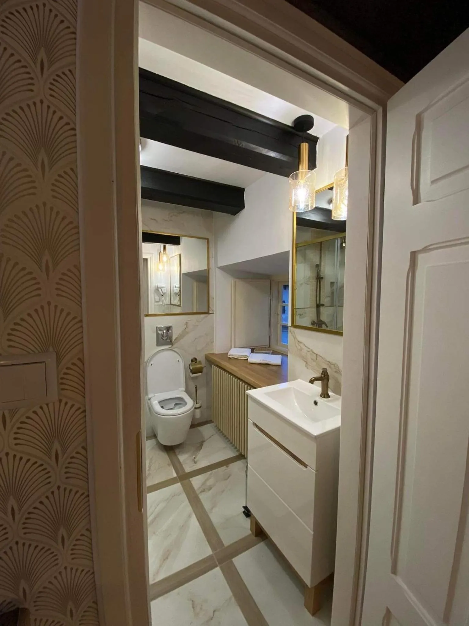 Bathroom in Dawna Synagoga Beitenu