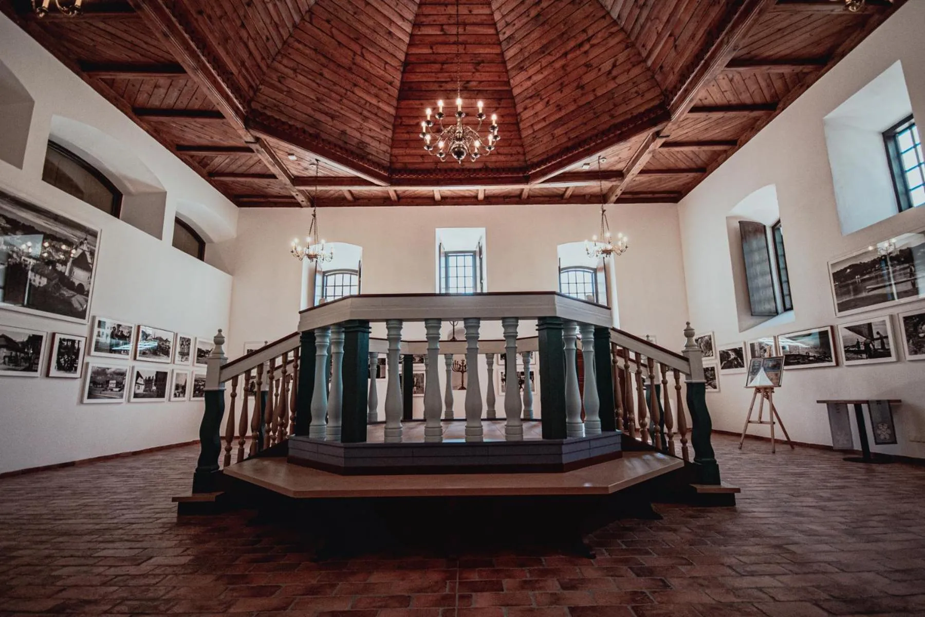 Inner courtyard view in Dawna Synagoga Beitenu