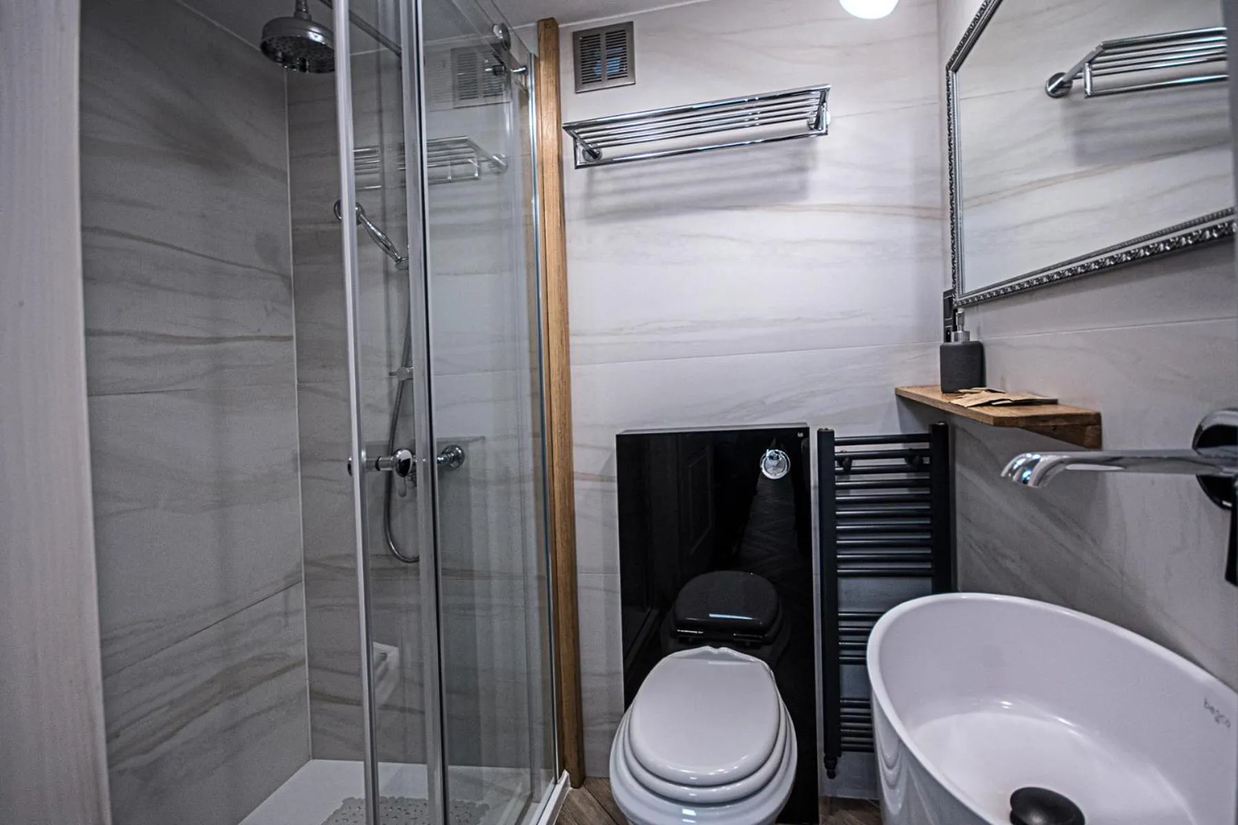 Bathroom in Dawna Synagoga Beitenu