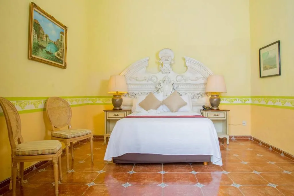 Bed in Casa de las Columnas una experiencia de otra época