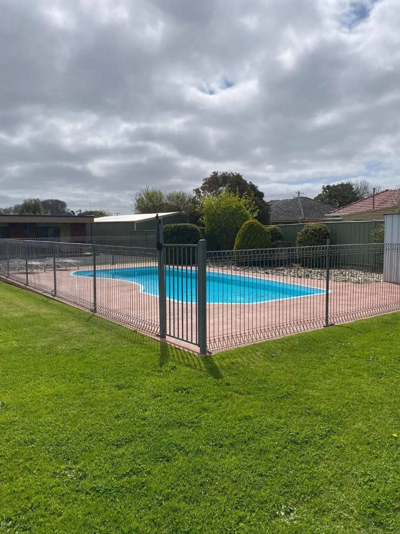 Swimming pool in Baronga Motor Inn