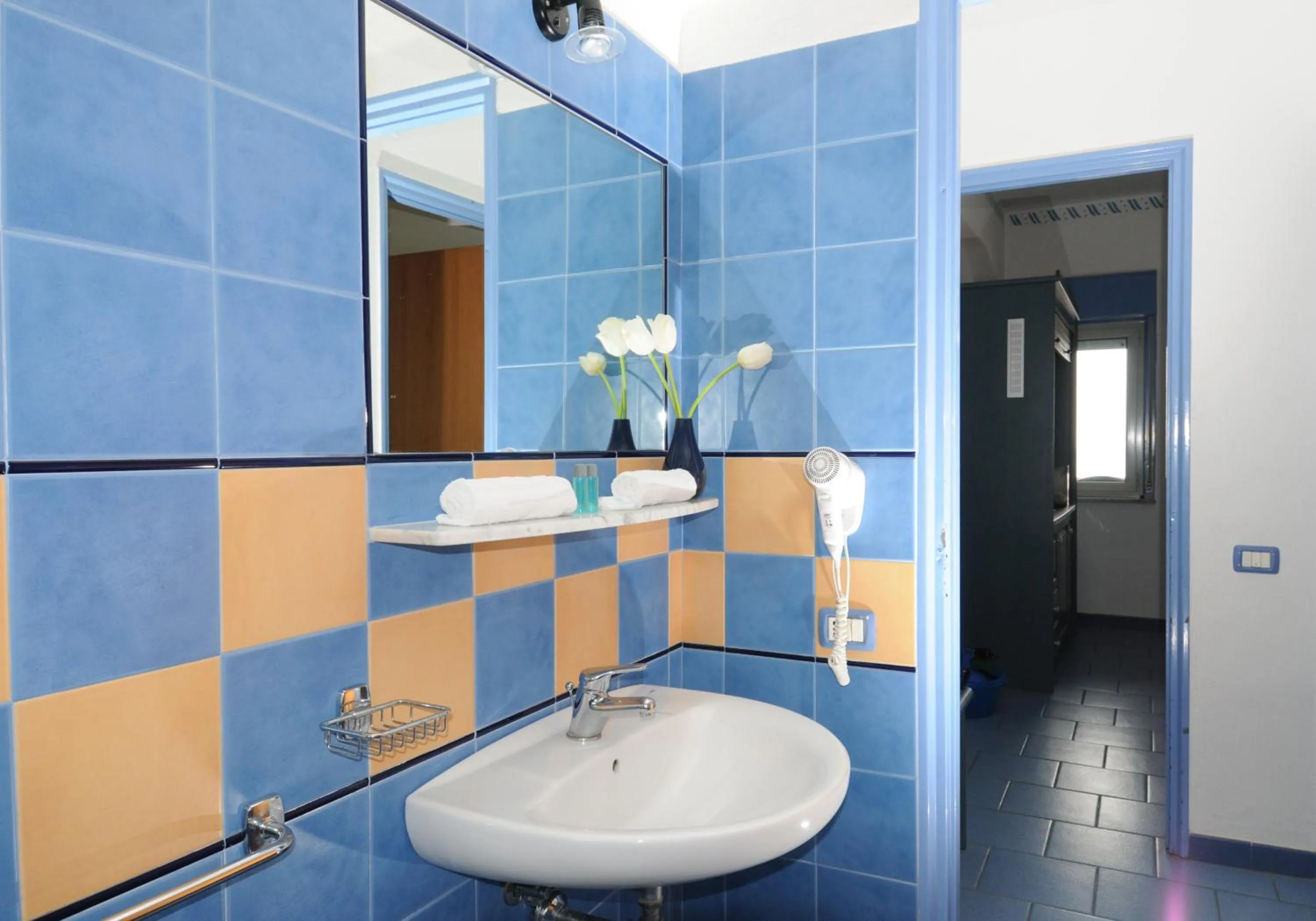 Bathroom in Three-room apartment a stones throw from the sea