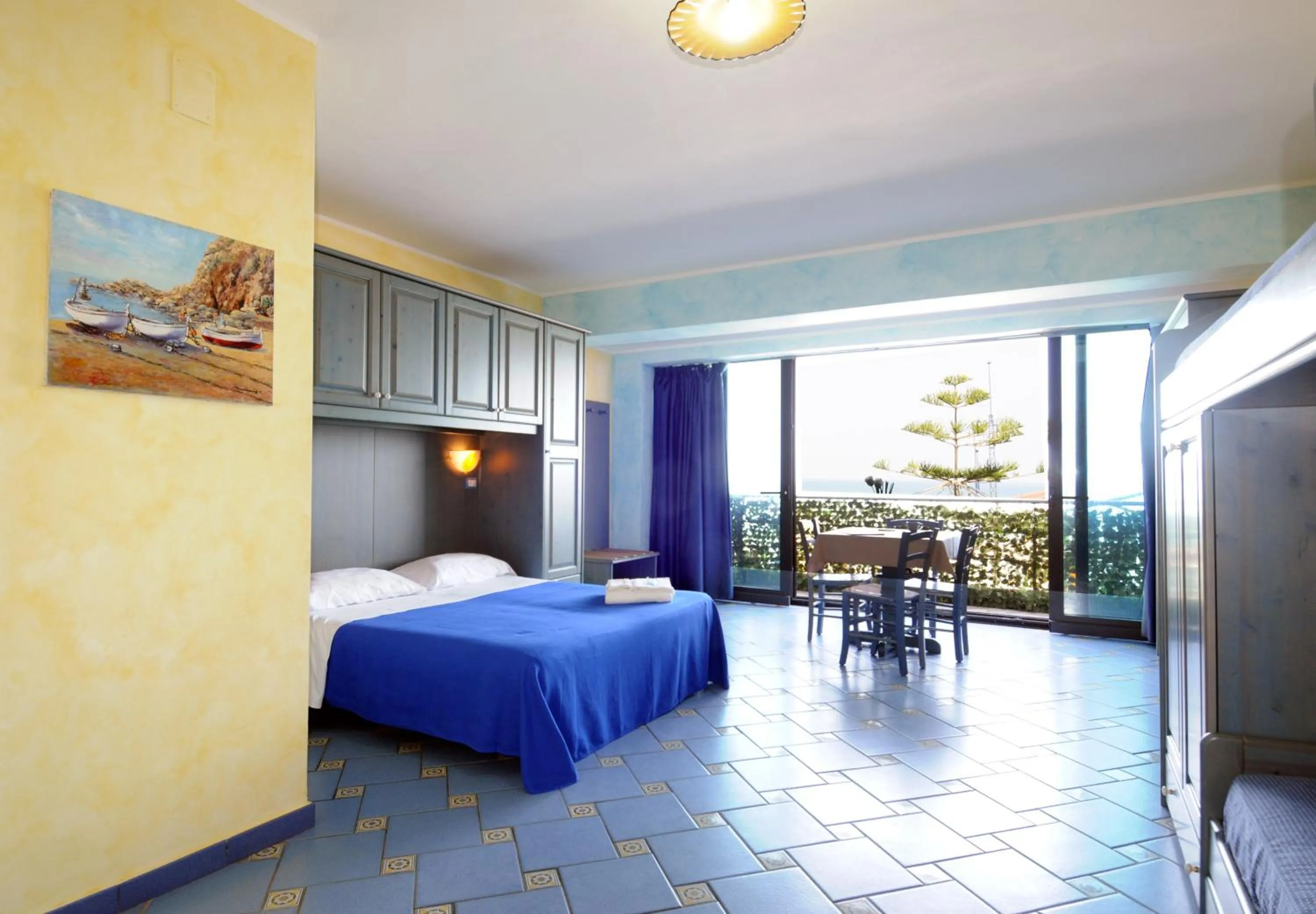 Bedroom in Three-room apartment a stones throw from the sea