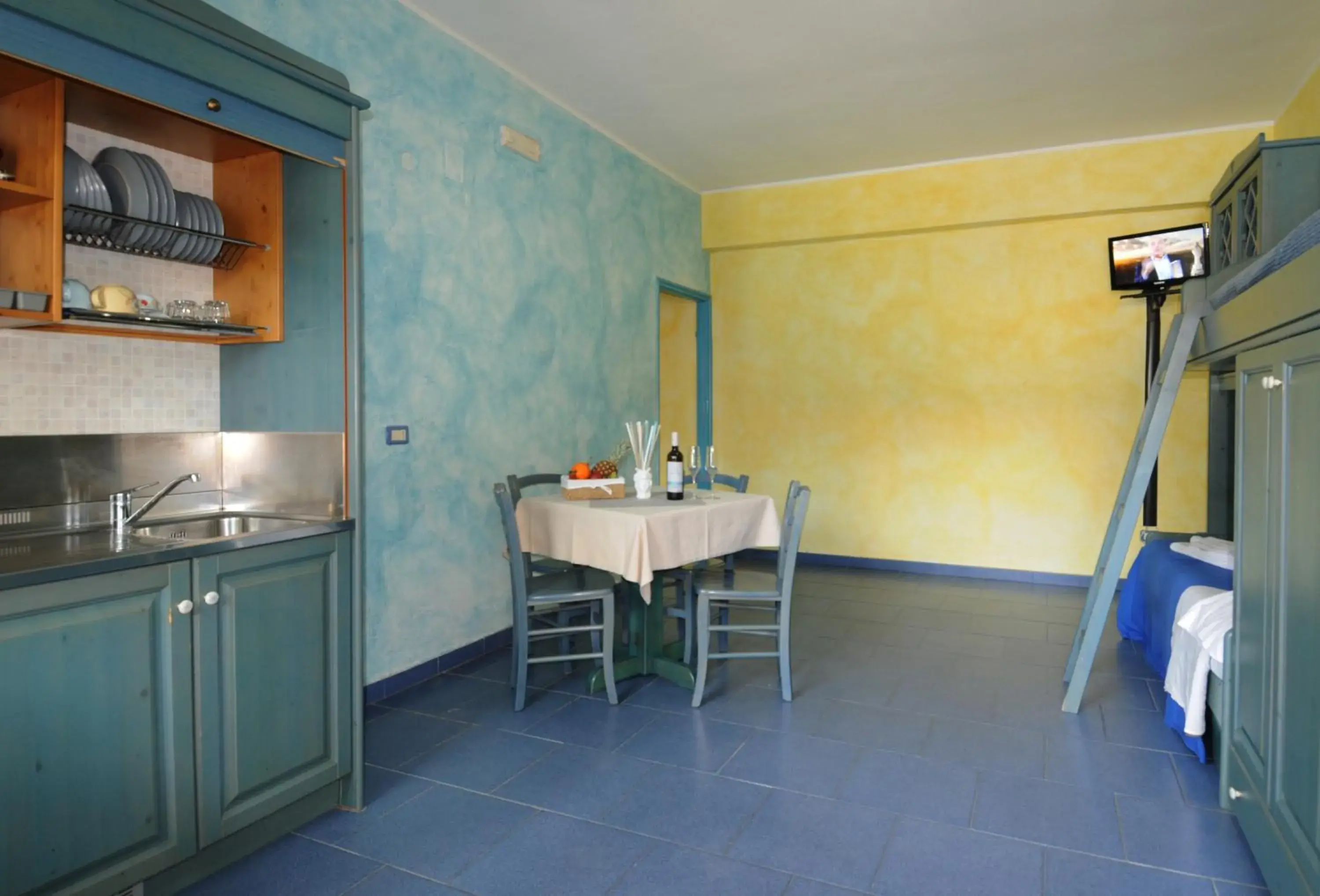 Kitchen or kitchenette in Three-room apartment a stones throw from the sea Kitchen or kitchenette in Three-room apartment a stones throw from the sea