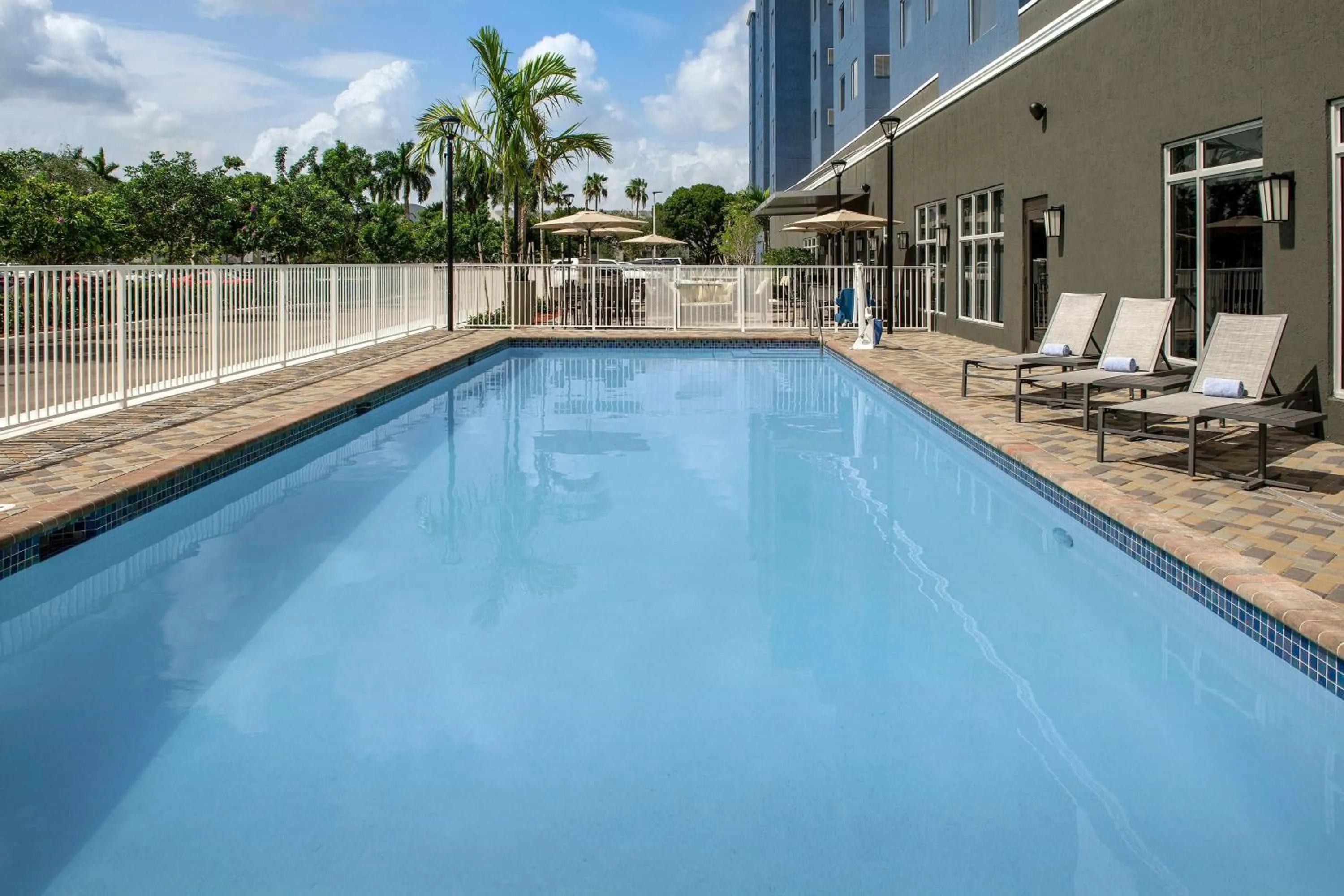 Swimming pool in Residence Inn Doral Mall Area