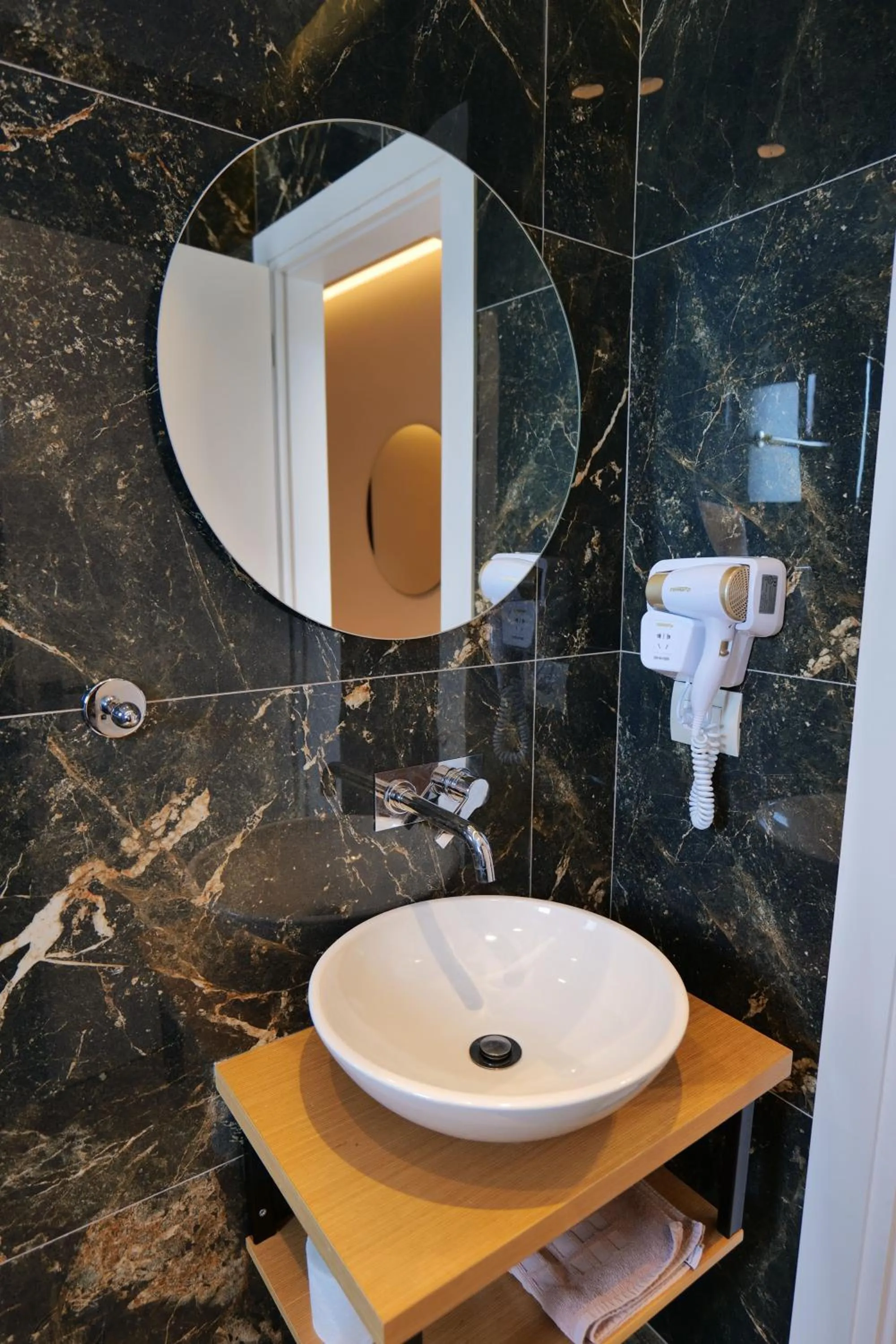 Bathroom in Hotel Alexander