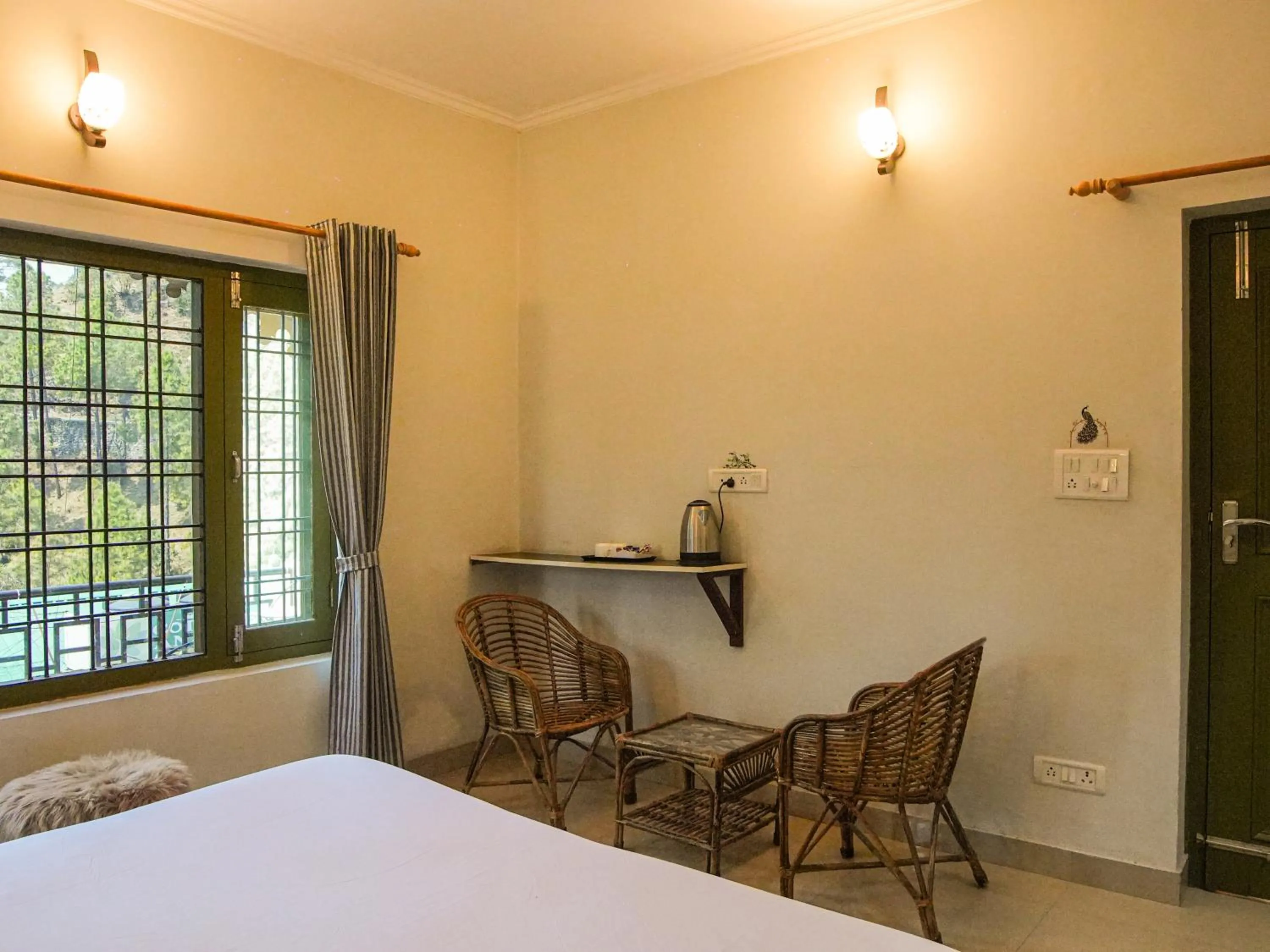 Seating area, Bed in THEHIMALAYANLIVING WHISTLING PINES