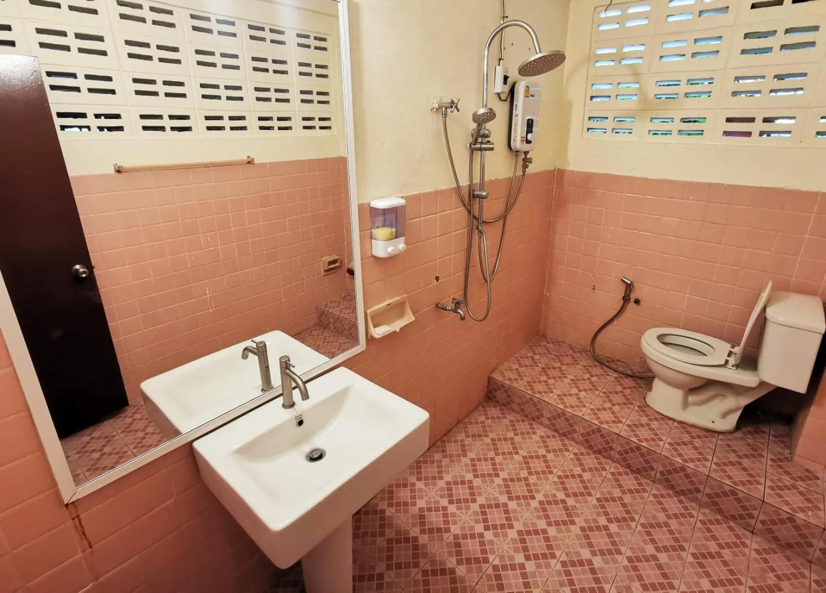 Bathroom in ATOM Poshtel