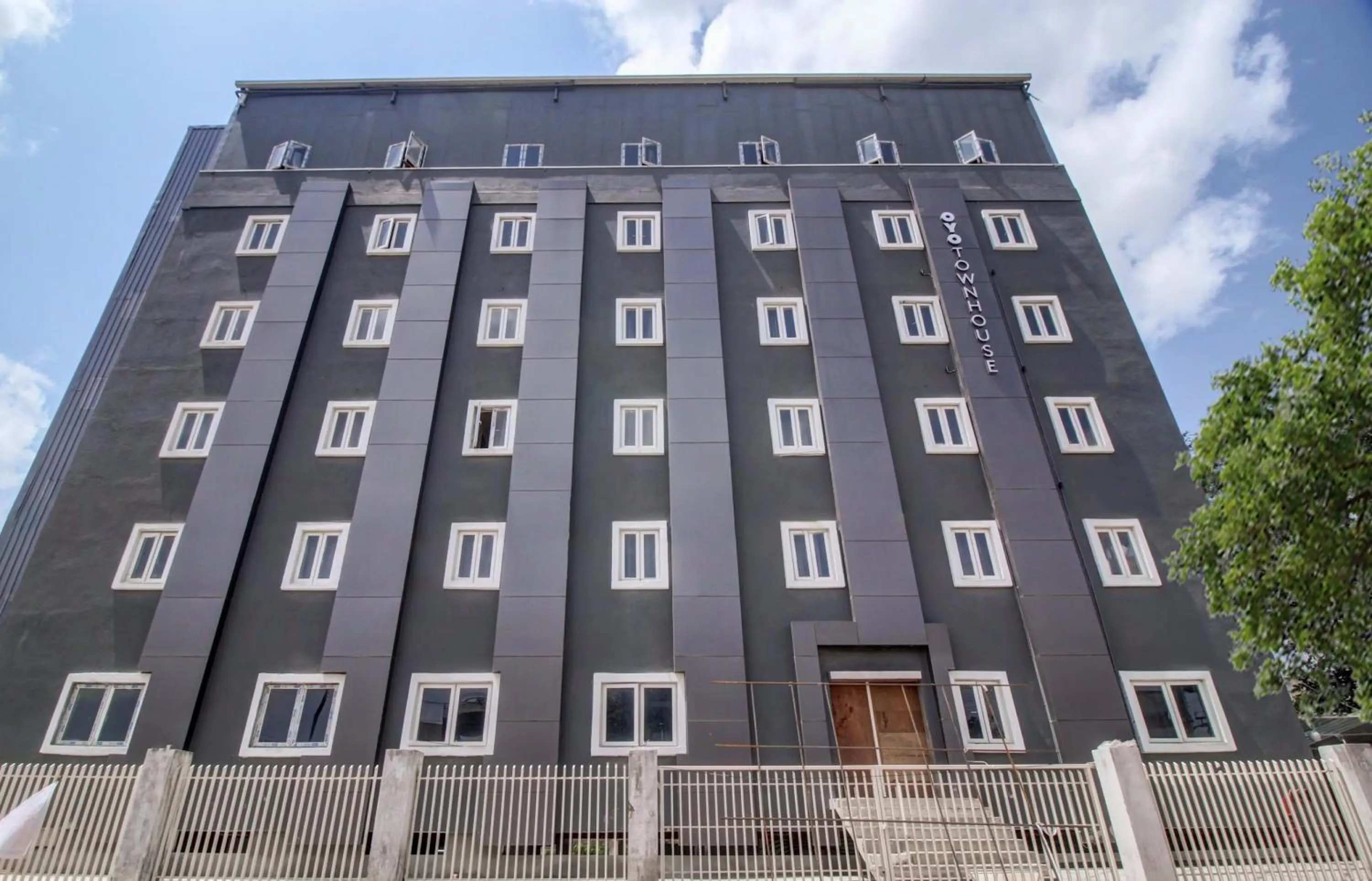 Facade/entrance in Super Townhouse RCC Majestic 397 LB Nagar