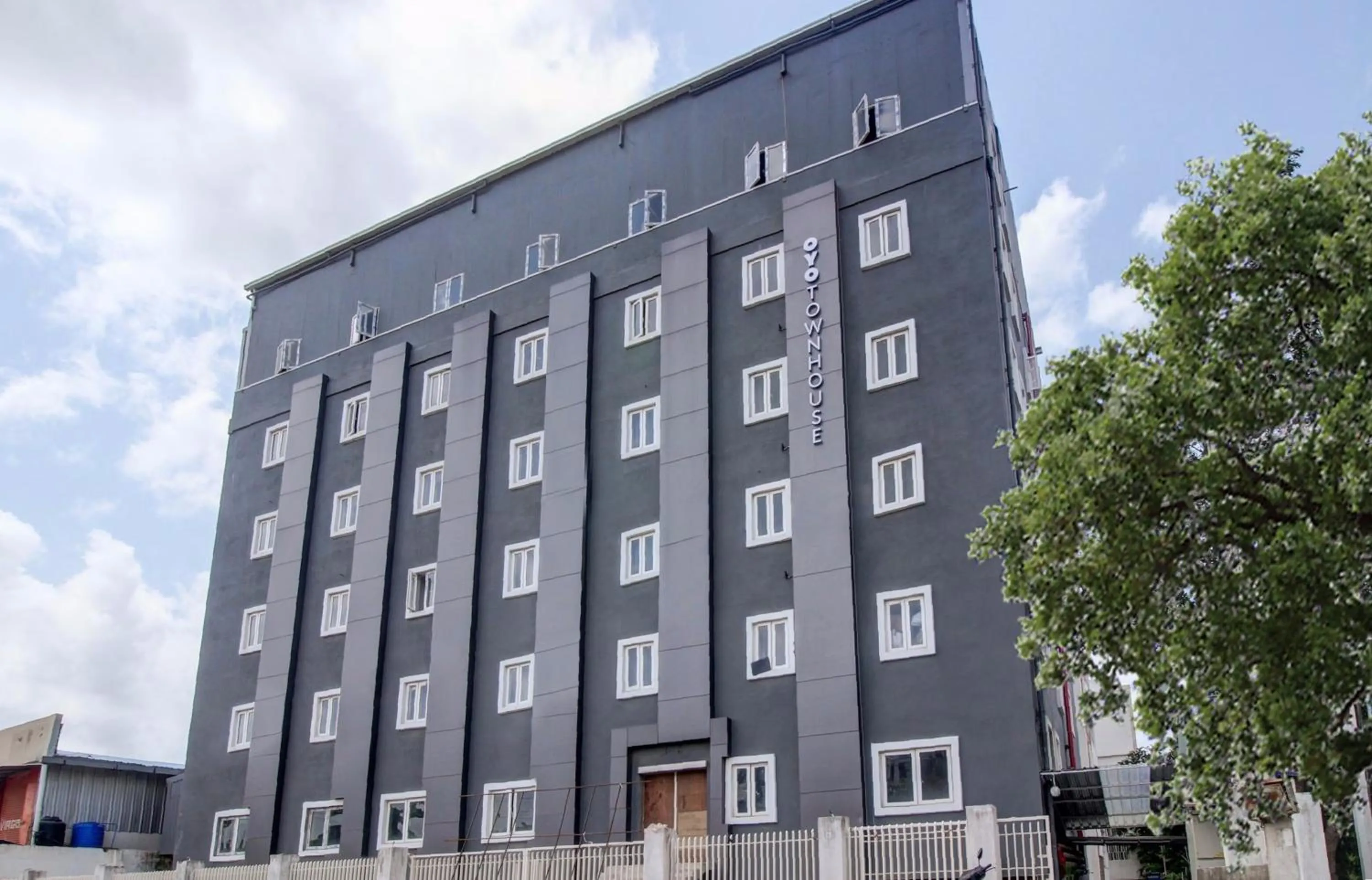 Facade/entrance in Super Townhouse RCC Majestic 397 LB Nagar