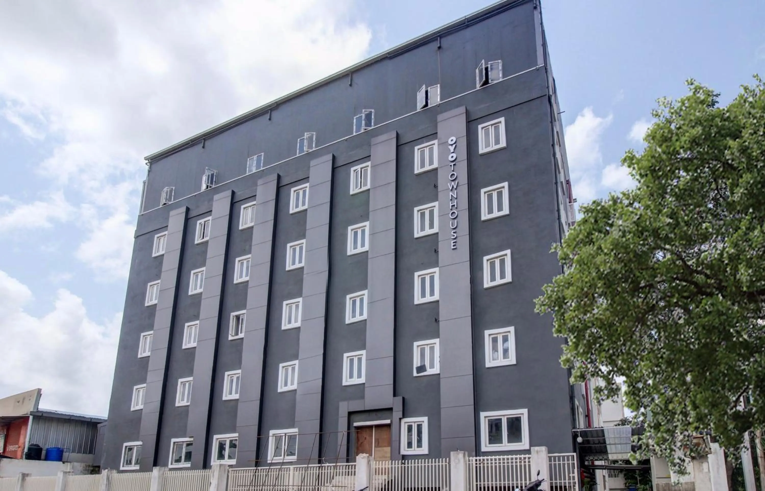 Facade/entrance in Super Townhouse RCC Majestic 397 LB Nagar