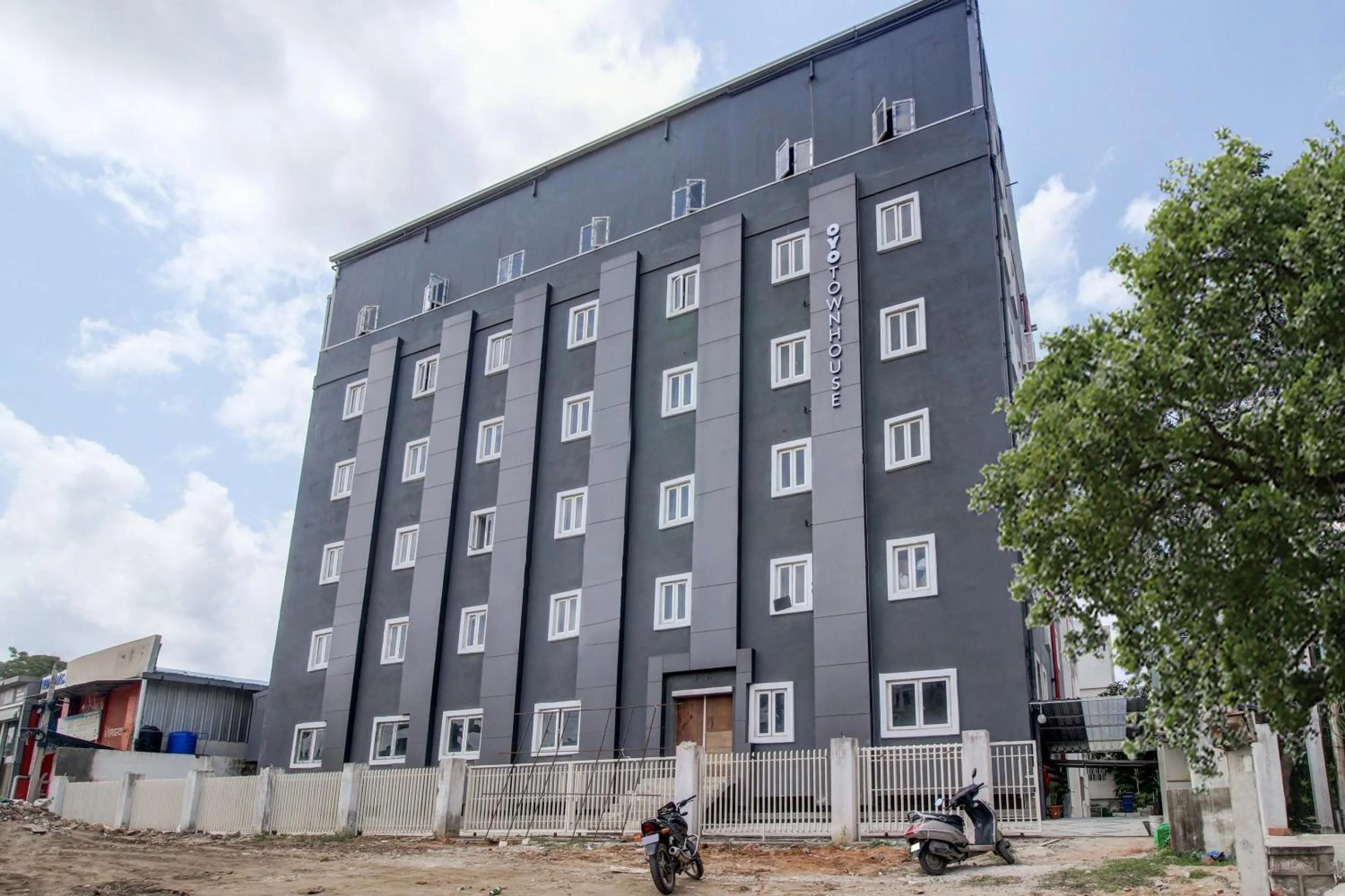 Facade/entrance in Super Townhouse RCC Majestic 397 LB Nagar