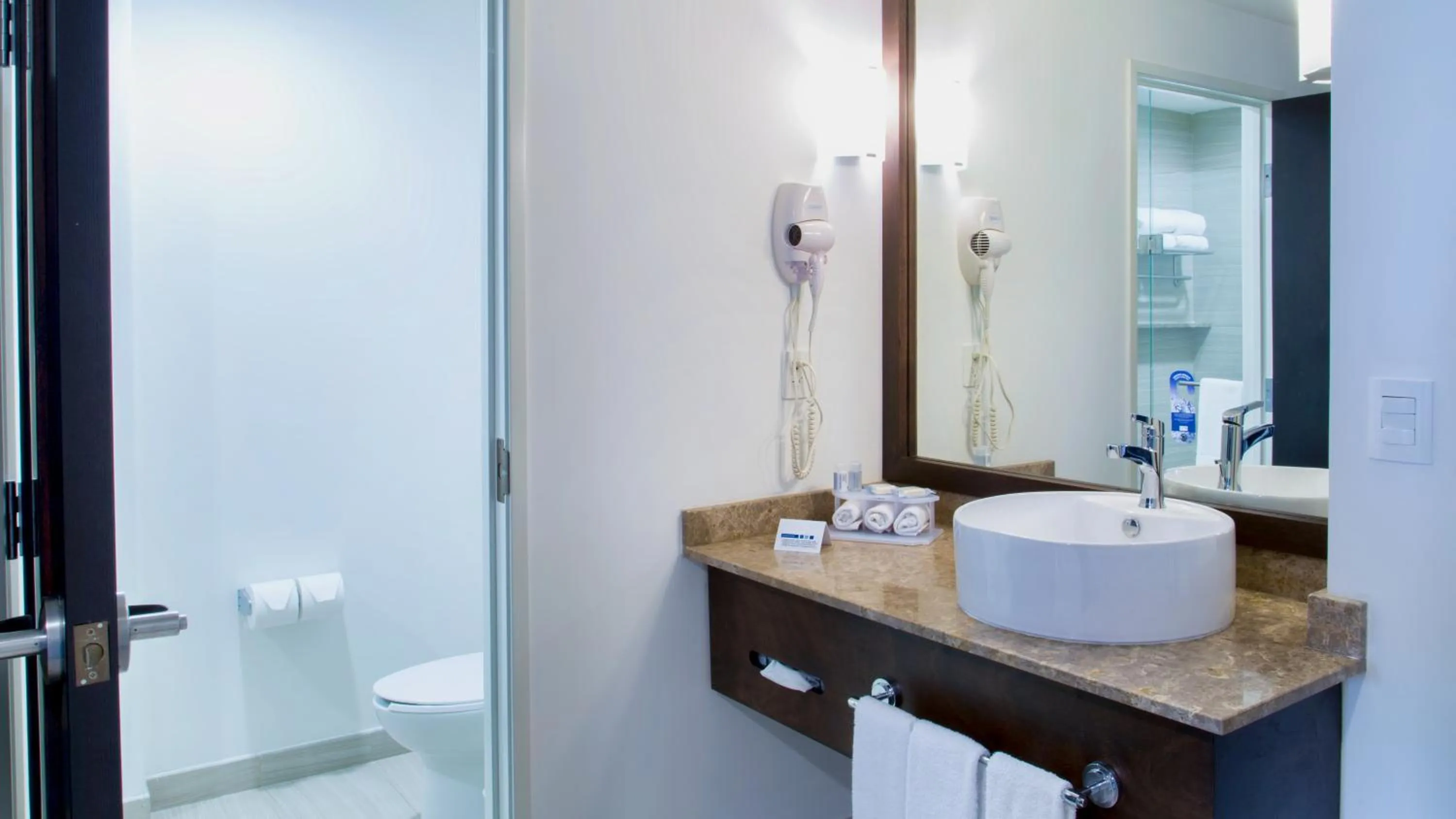 Shower, Bathroom in HS HOTSSON Smart Guadalajara Autónoma