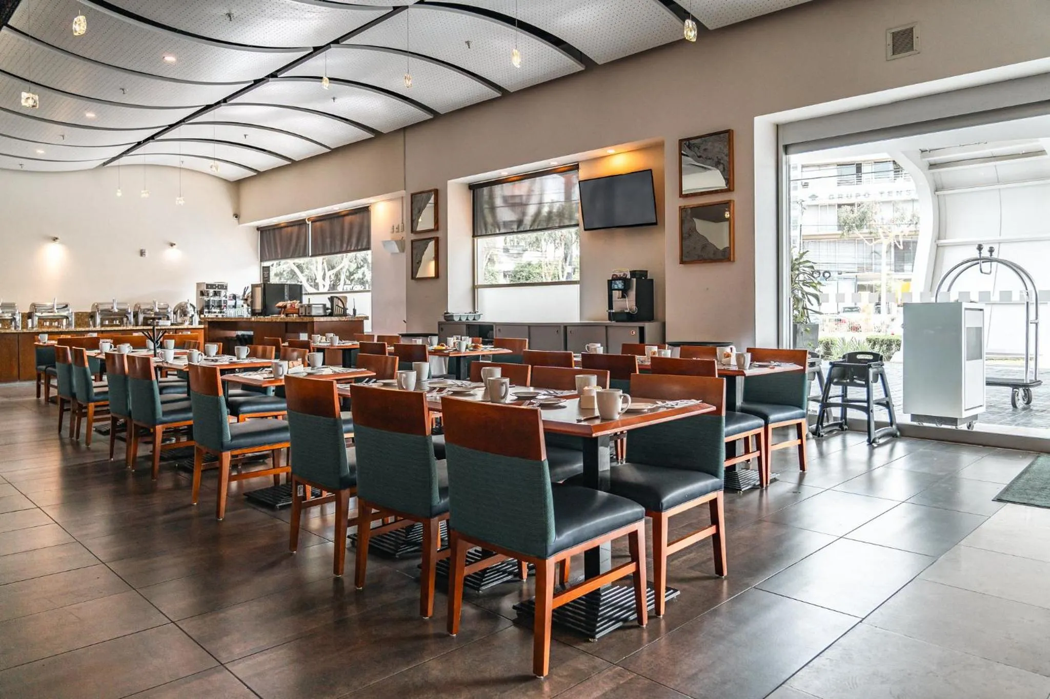 Restaurant/places to eat in Holiday Inn Guadalajara Patria-Universidad by IHG