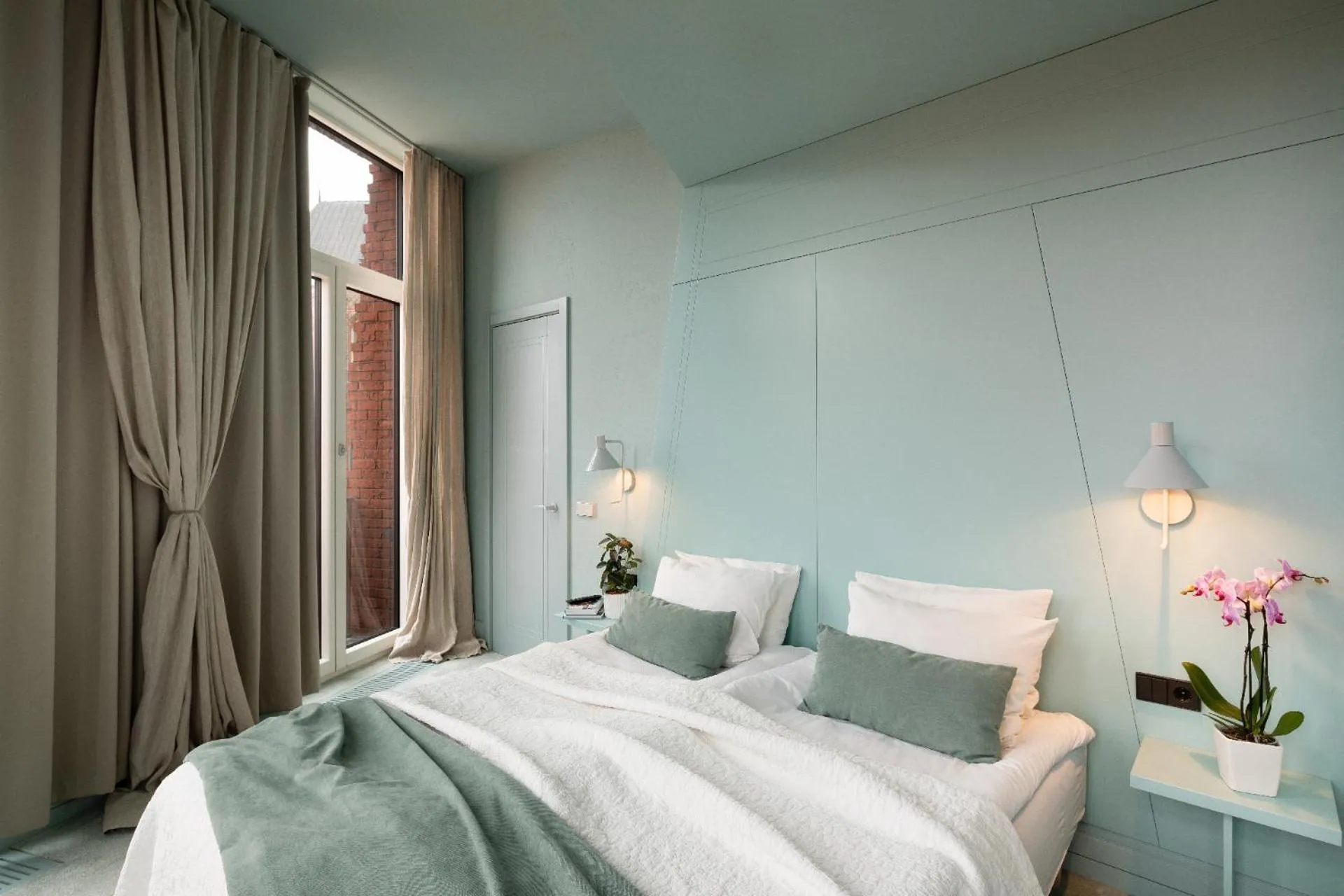 Bedroom, Bed in Redstone Apartments