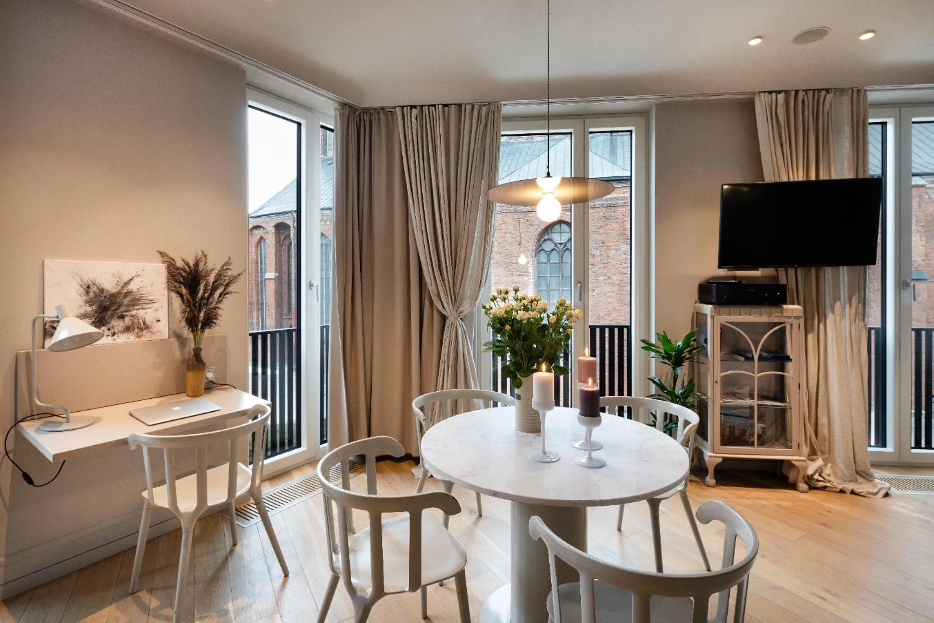 TV and multimedia in Redstone Apartments