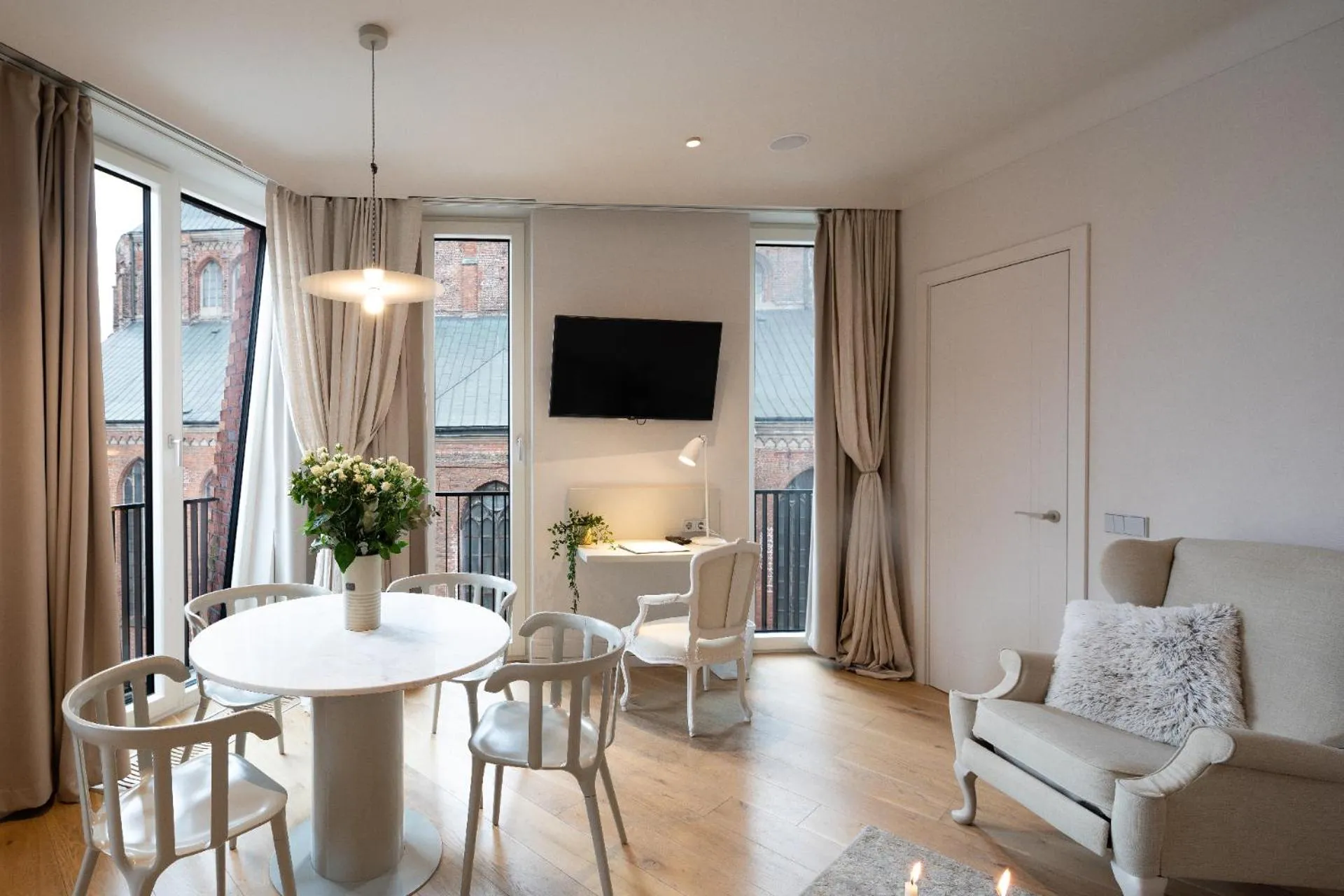 TV and multimedia in Redstone Apartments