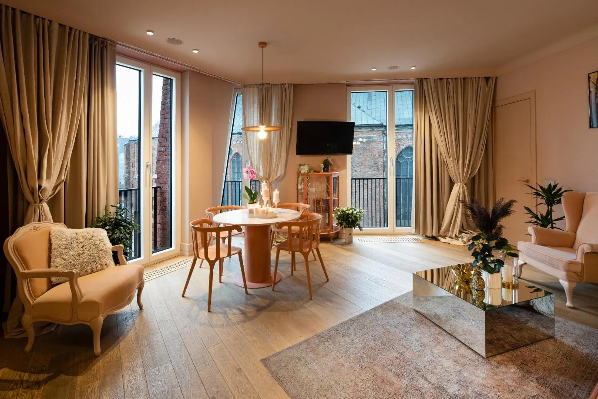 TV and multimedia in Redstone Apartments