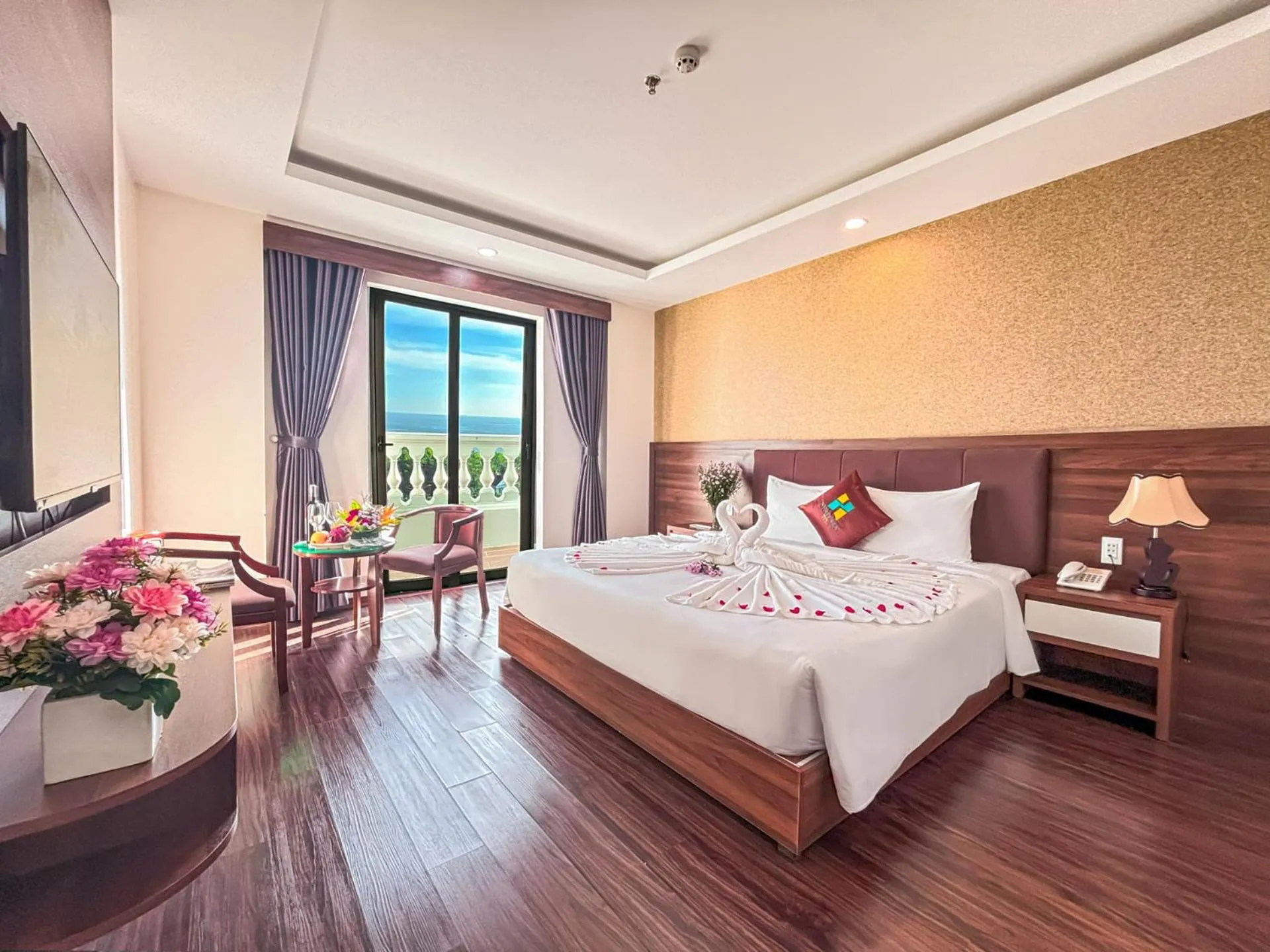 Communal lounge/ TV room, Bed in NIGHT SEA HOTEL