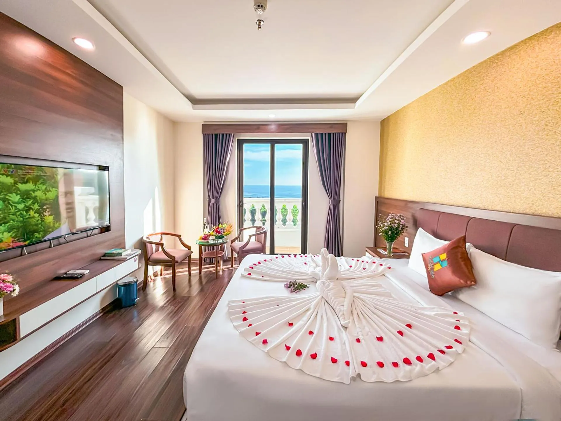 Communal lounge/ TV room, Bed in NIGHT SEA HOTEL