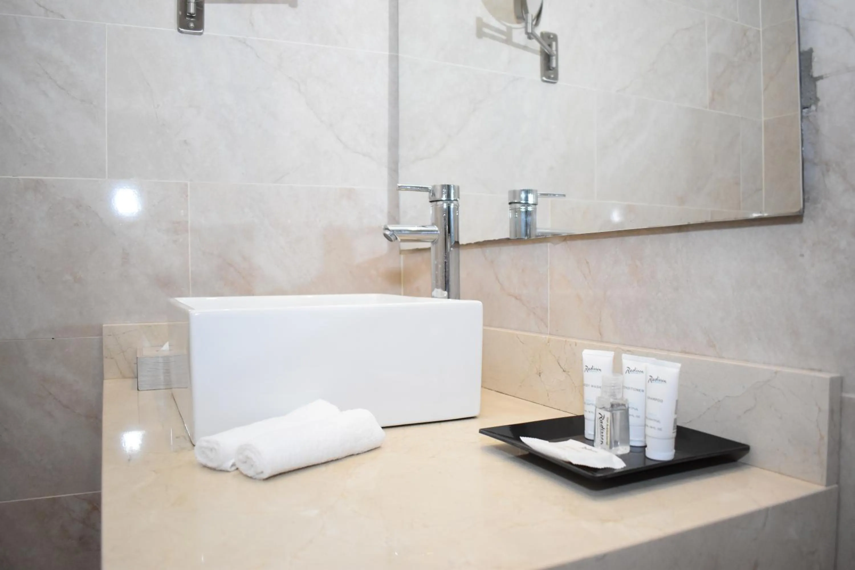 Bathroom in Radisson Diamond Barranquilla