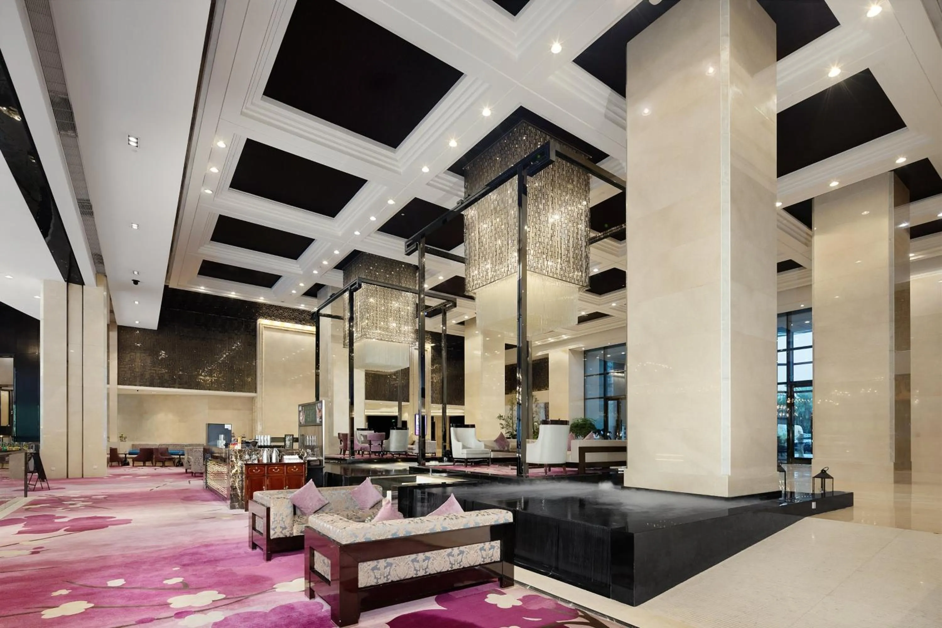 Lounge or bar in Crowne Plaza Chengdu West by IHG