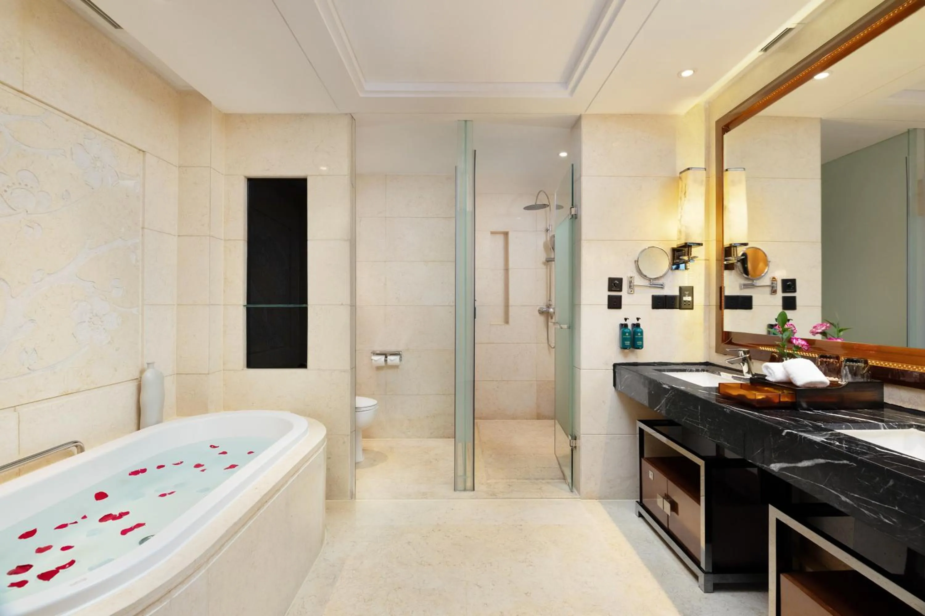 Shower in Crowne Plaza Chengdu West by IHG