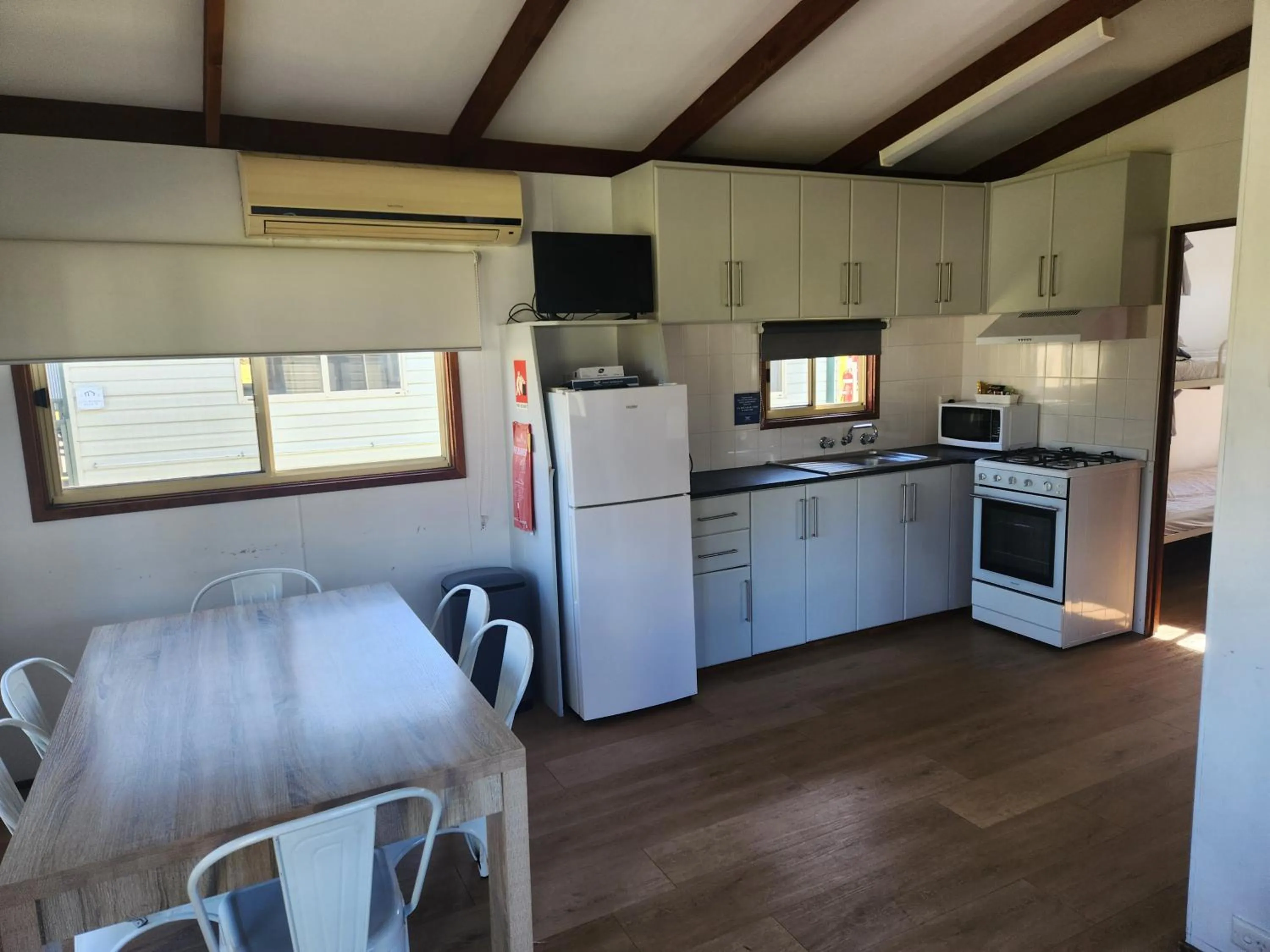 Kitchen or kitchenette in Eden Gateway Holiday Park