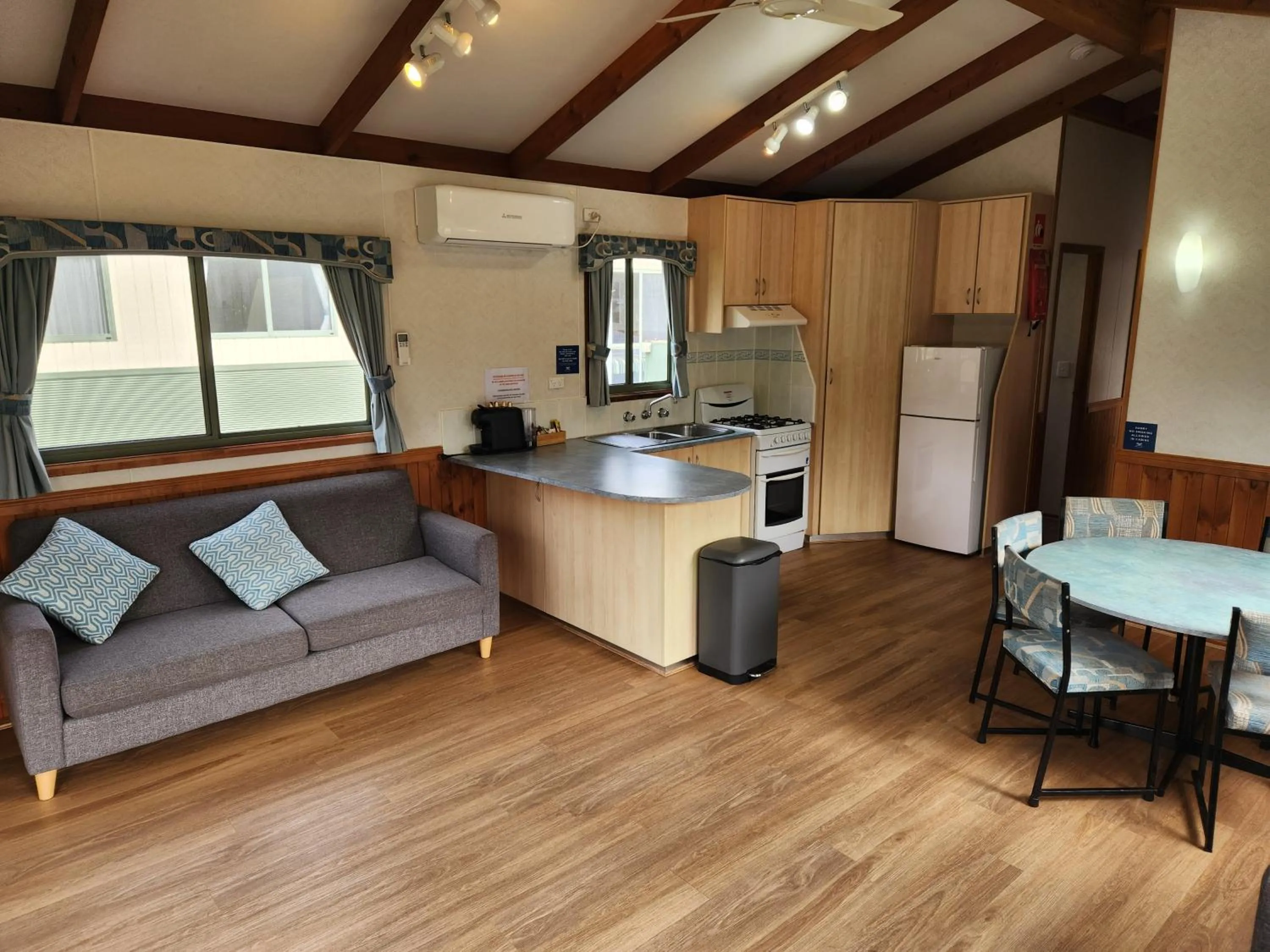 Kitchen or kitchenette in Eden Gateway Holiday Park