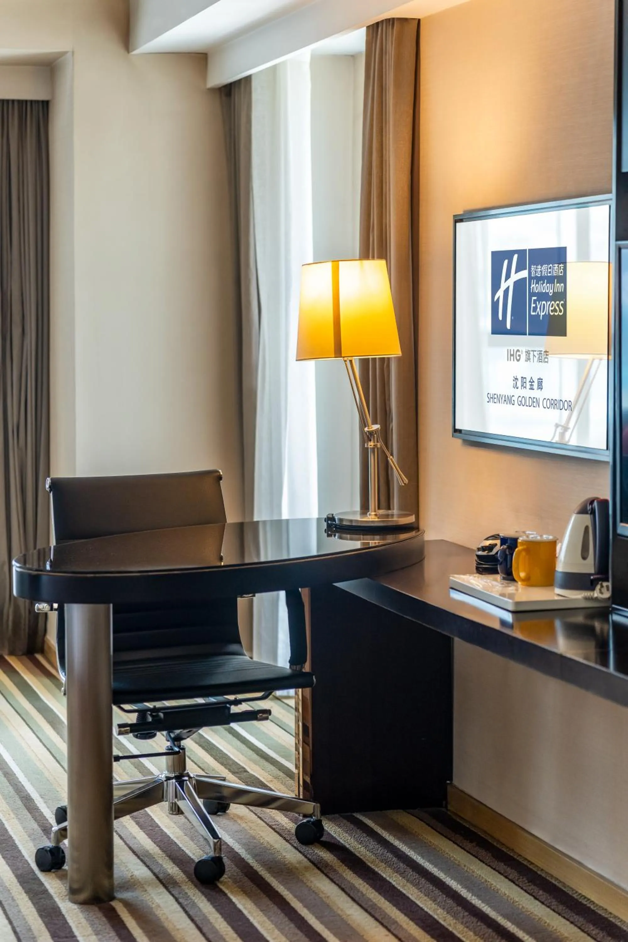 Seating area in Holiday Inn Express Shenyang Golden Corridor by IHG