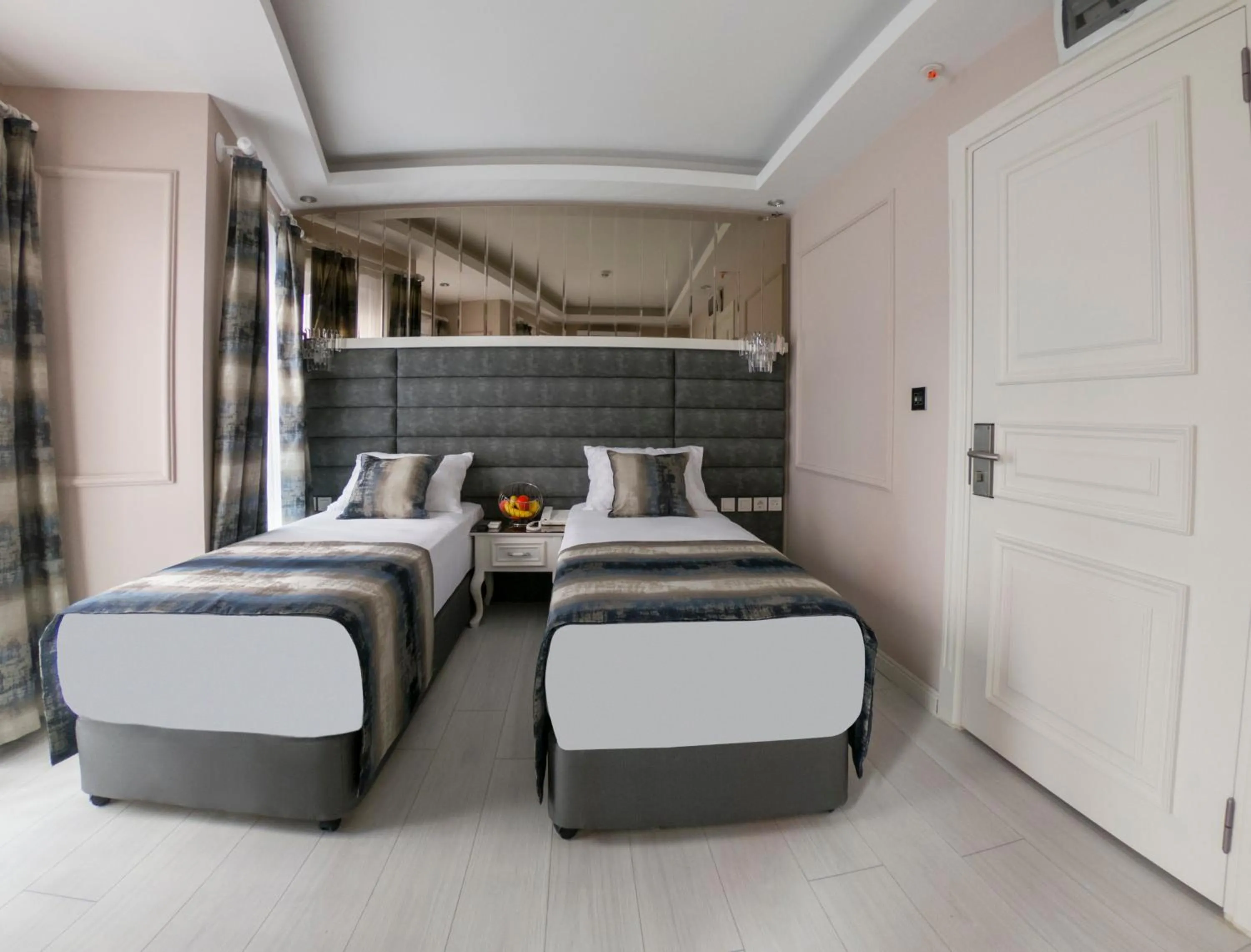 Photo of the whole room, Bed in Crowned Hotel