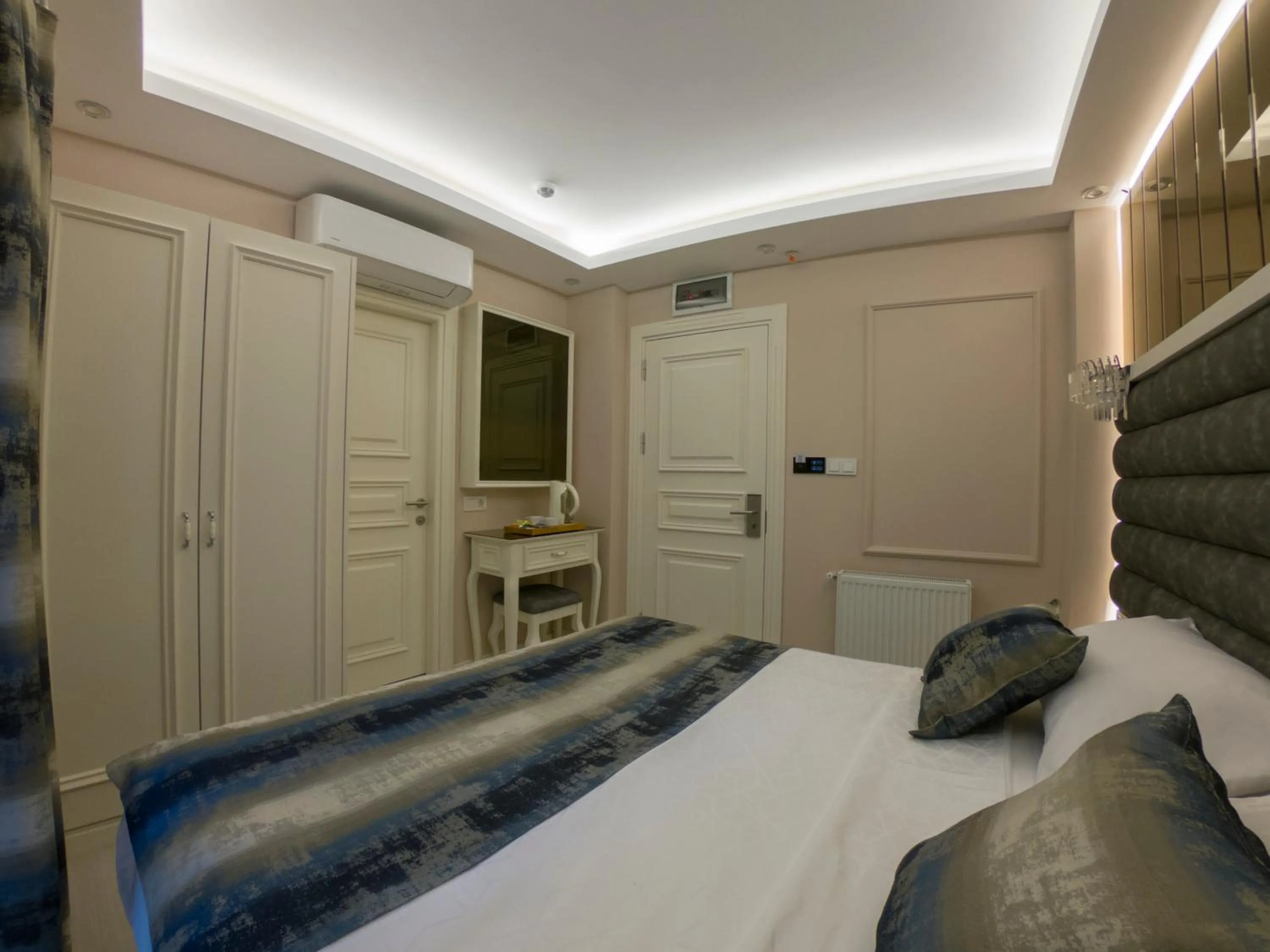 Photo of the whole room, Bed in Crowned Hotel