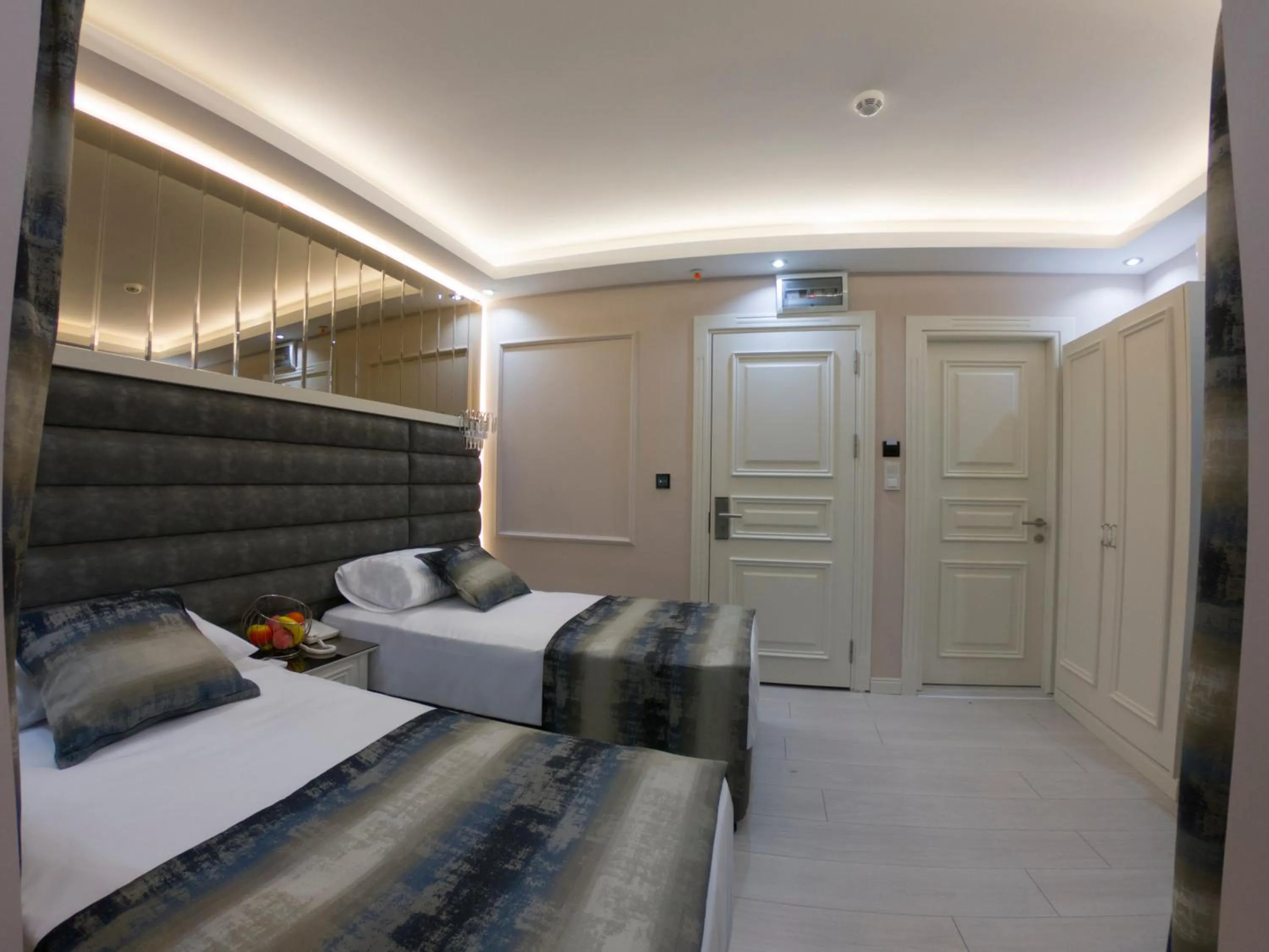 Photo of the whole room, Bed in Crowned Hotel