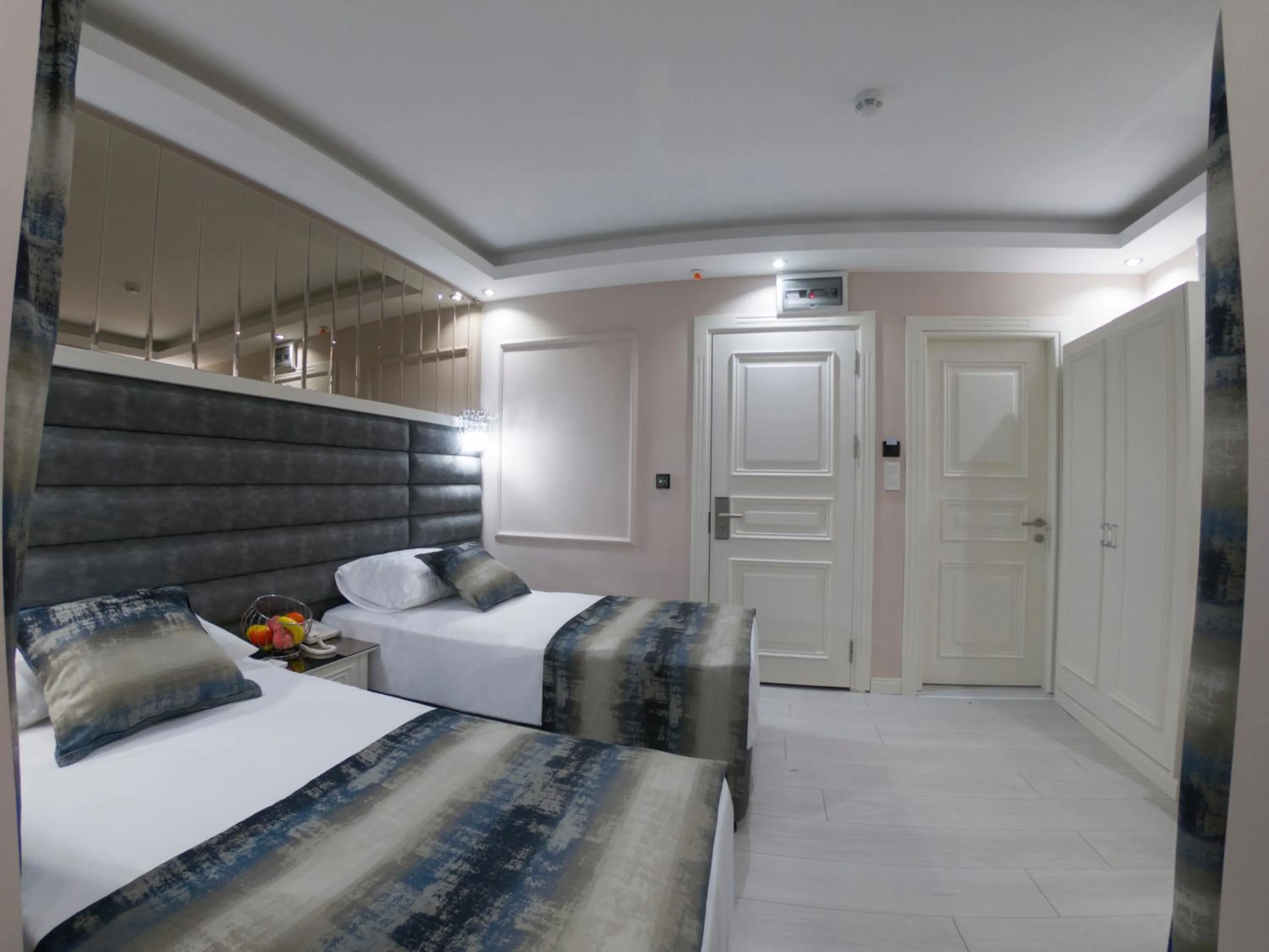 Photo of the whole room, Bed in Crowned Hotel