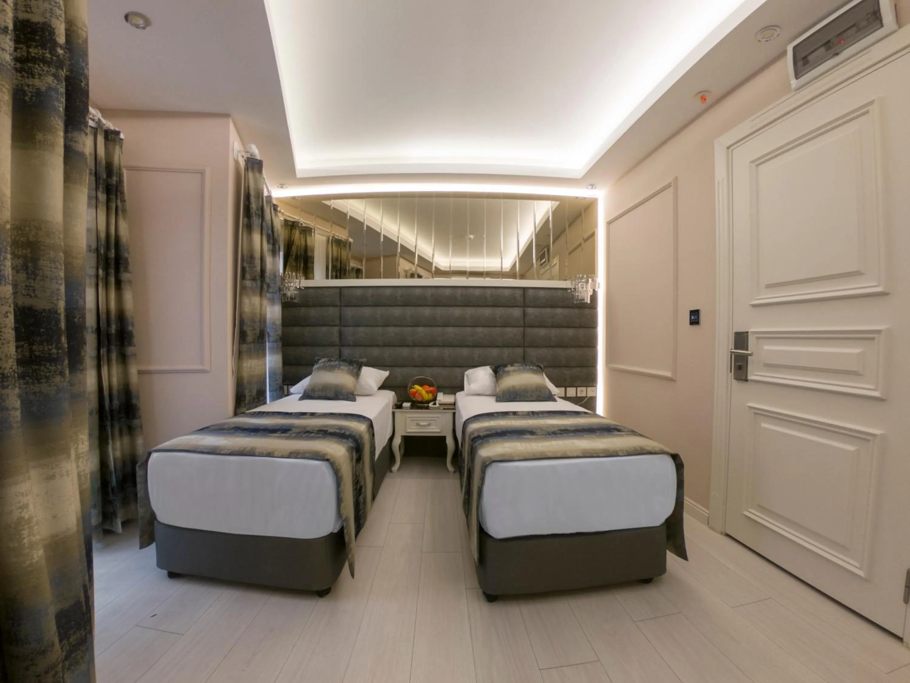 Photo of the whole room, Bed in Crowned Hotel