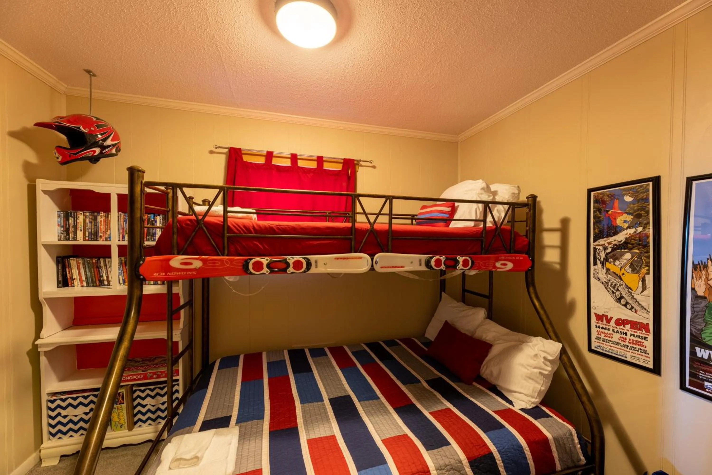 Property building, Bed in Sunsets at Summit 108b, free WI-FI, parking and AC