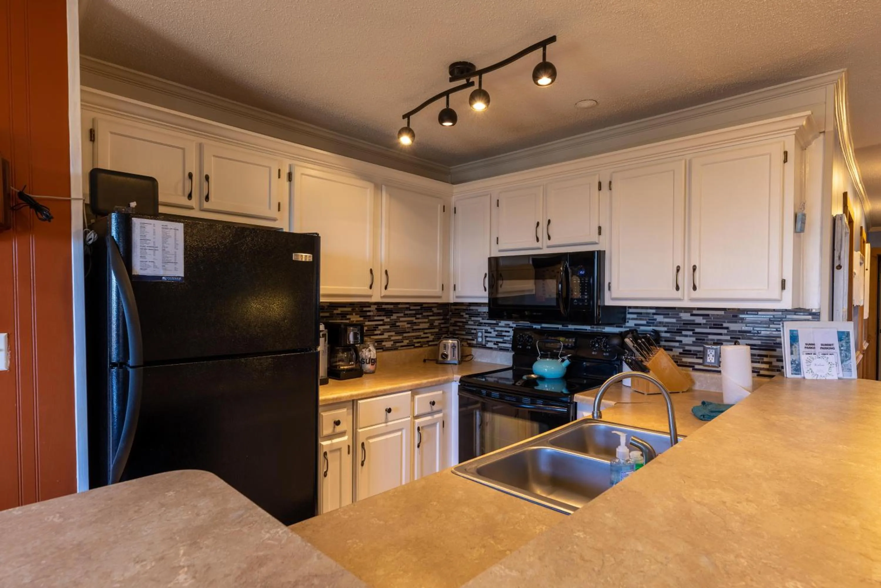 Property building in Sunsets at Summit 108b, free WI-FI, parking and AC